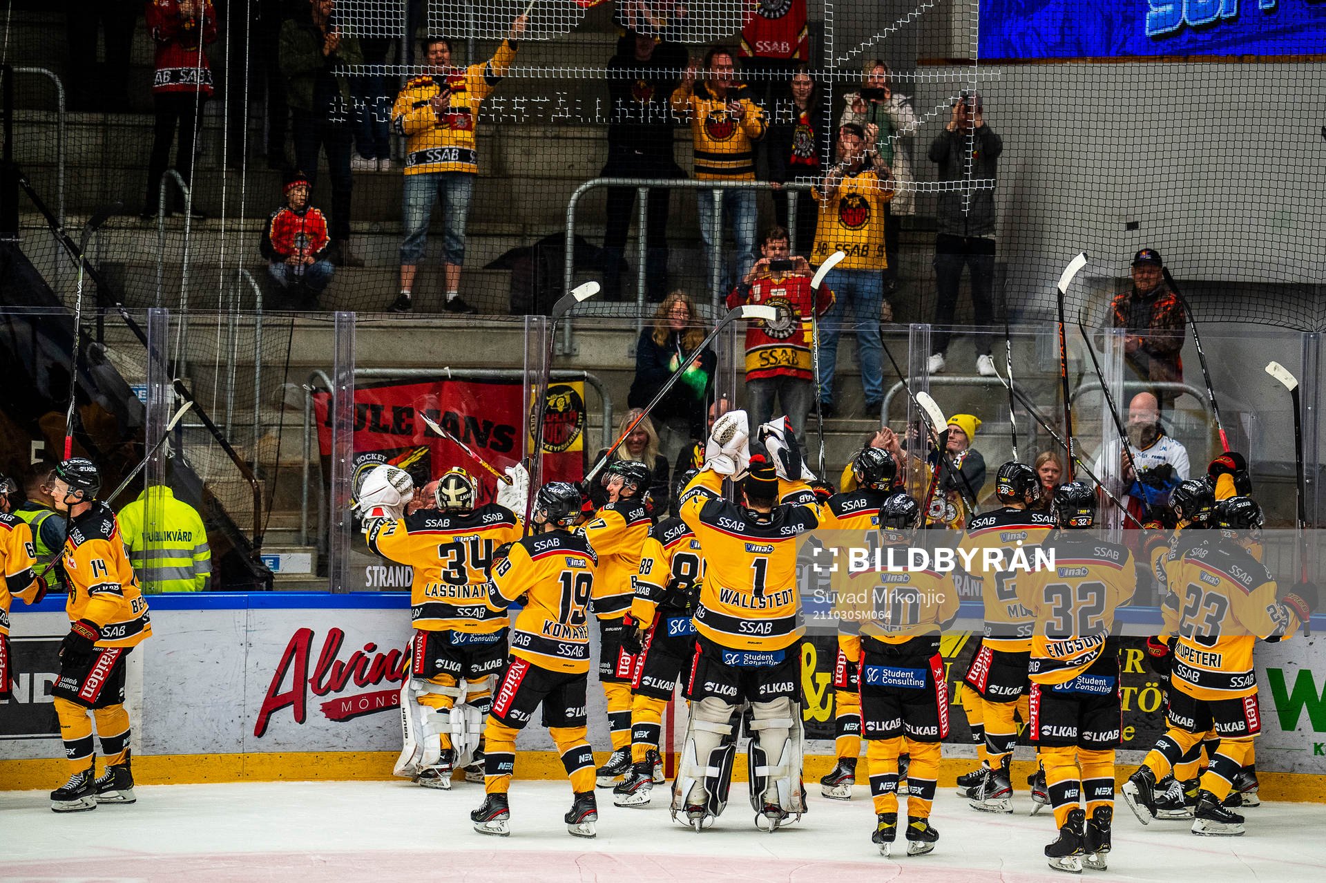 Luleås spelare jublar med fansen