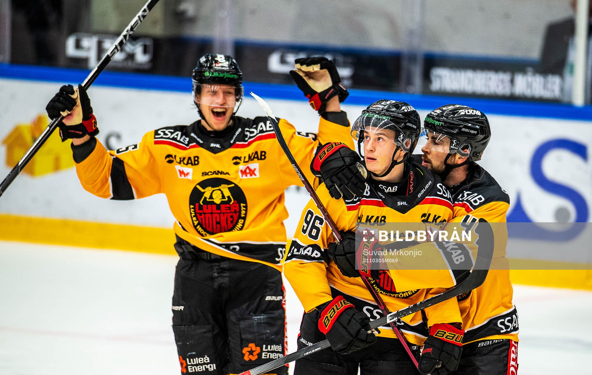 Luleås Pontus Andreasson jublar med Vilmos Gallo och