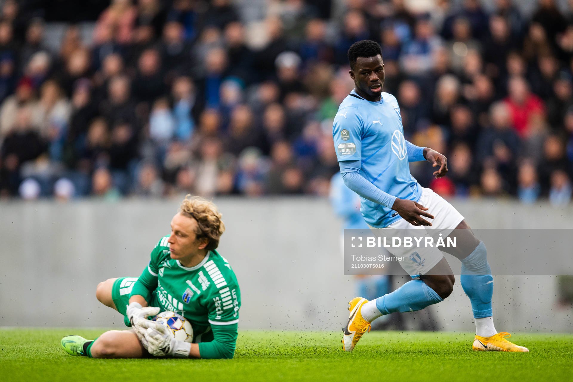 Sirius målvakt August Ahlin och Malmös Malik Abubakari