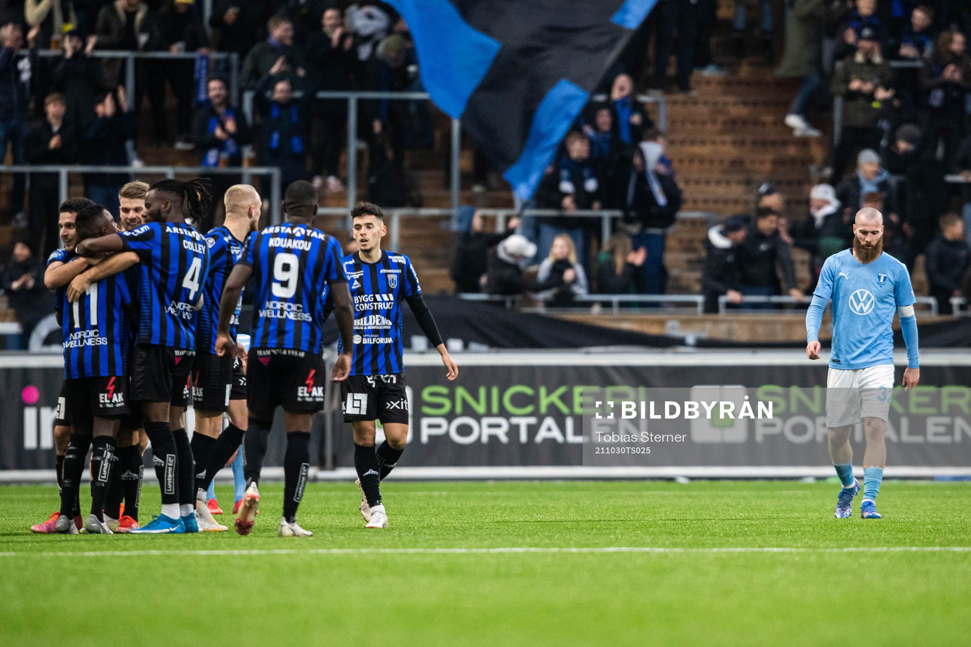 Sirius Nahom Girmai Netabay jubalr med lagkamrater