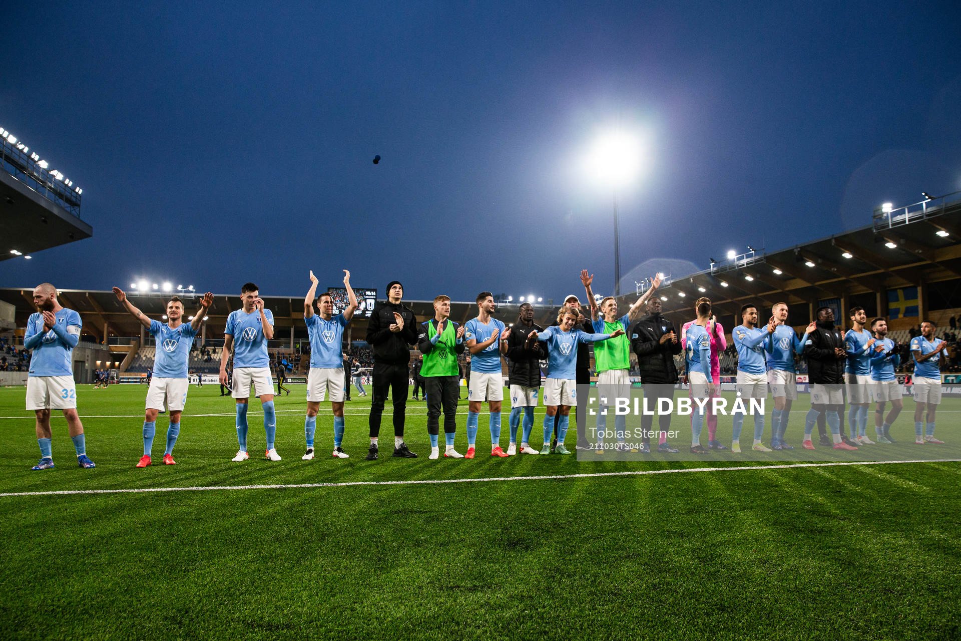 Malmö FFs spelare jublar efter fotbollsmatchen i Allsvenskan mellan Sirius och Malmö FF den 30 oktober 2021 i Uppsala. 