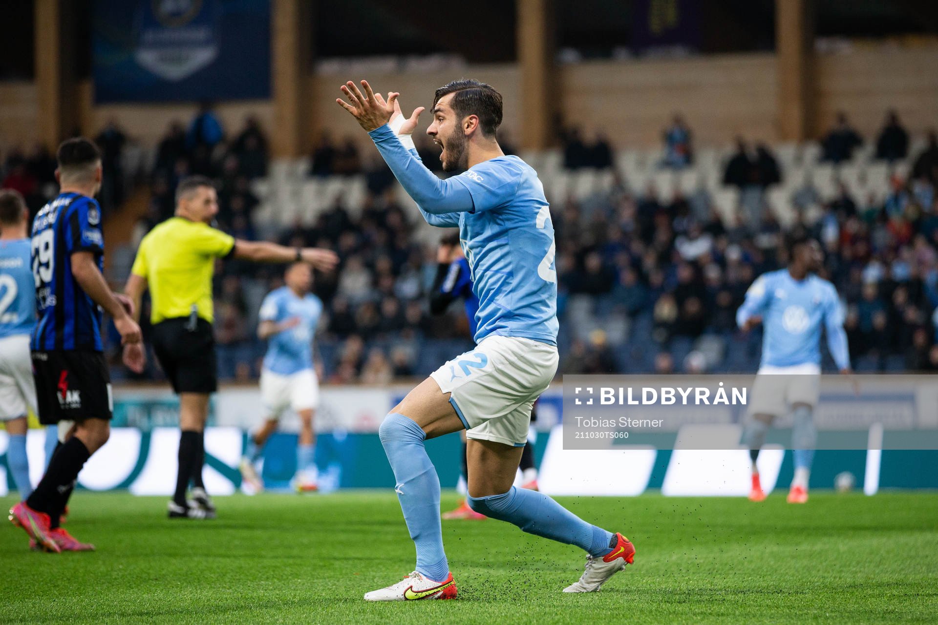 Malmös Adi Nalic reagerar under fotbollsmatchen i Allsvenskan mellan Sirius och Malmö FF den 30 oktober 2021 i Uppsala. 