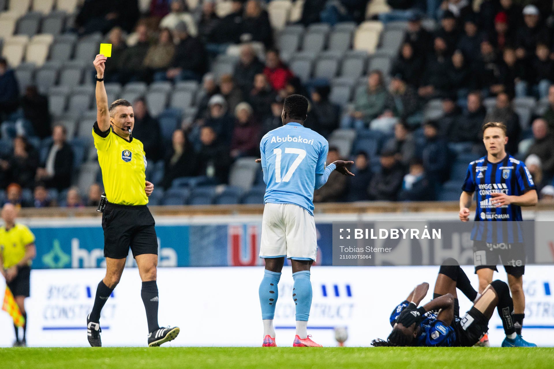 Malmös Malik Abubakari får gult kort av domare Bojan Pandzic under fotbollsmatchen i Allsvenskan mellan Sirius och Malmö FF den 30 oktober 2021 i Uppsala.