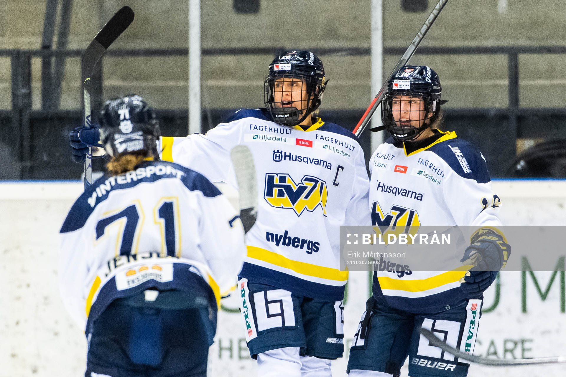 s Hanna Olsson jublar med målskytten till 0-2 Sarah Bujold