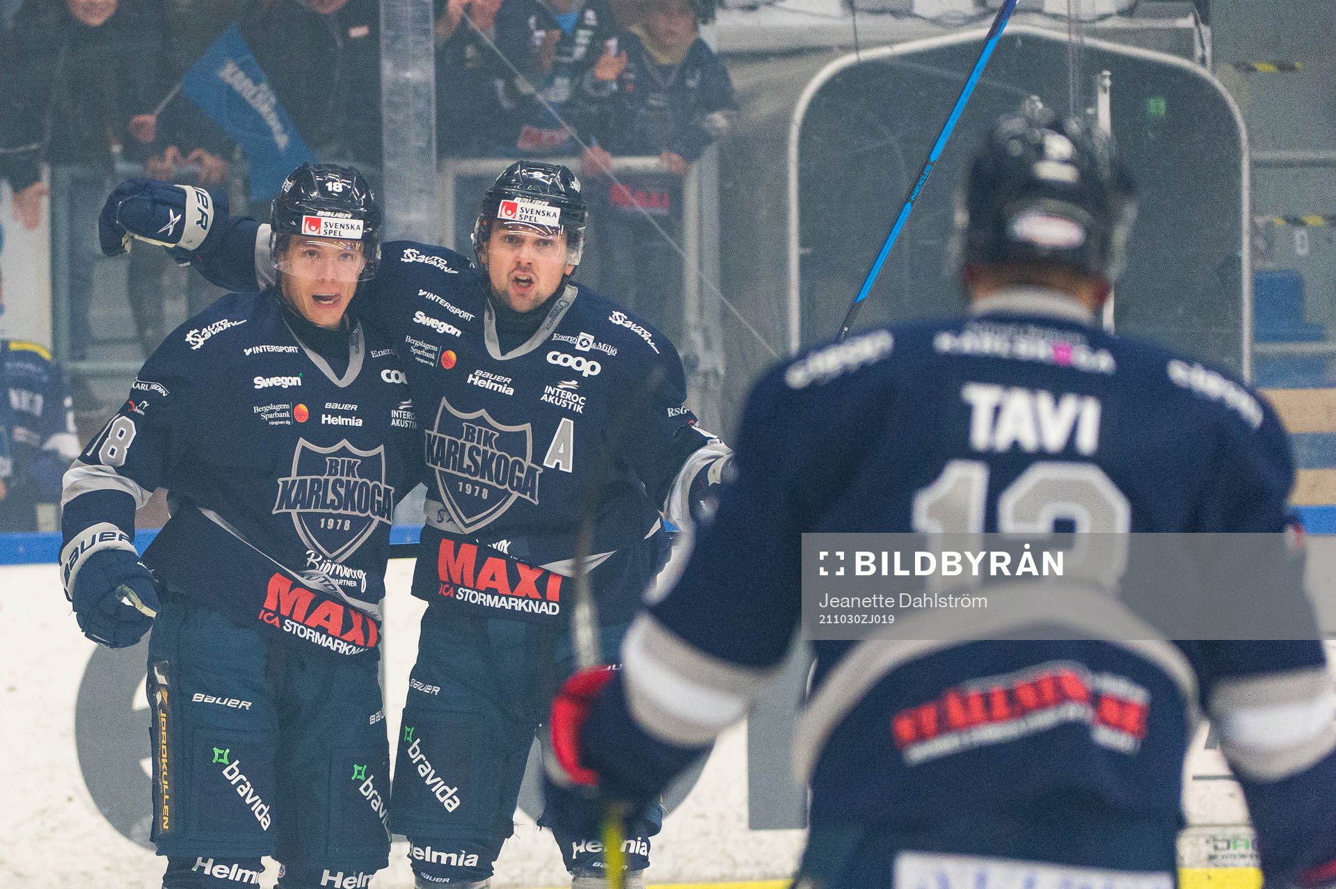 Karlskogas Aleksi Rekonen och Johan Larsson jublar