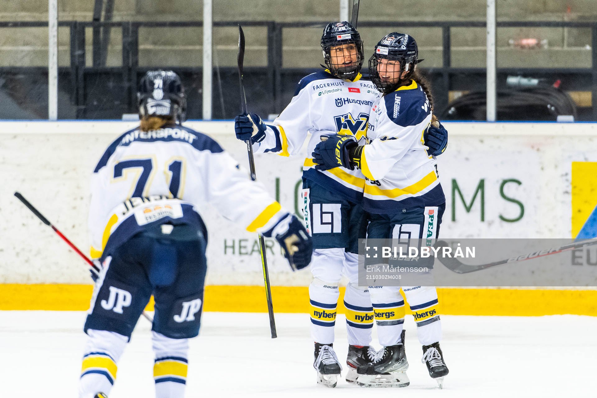 s Hanna Olsson jublar med målskytten till 0-2 Sarah Bujold