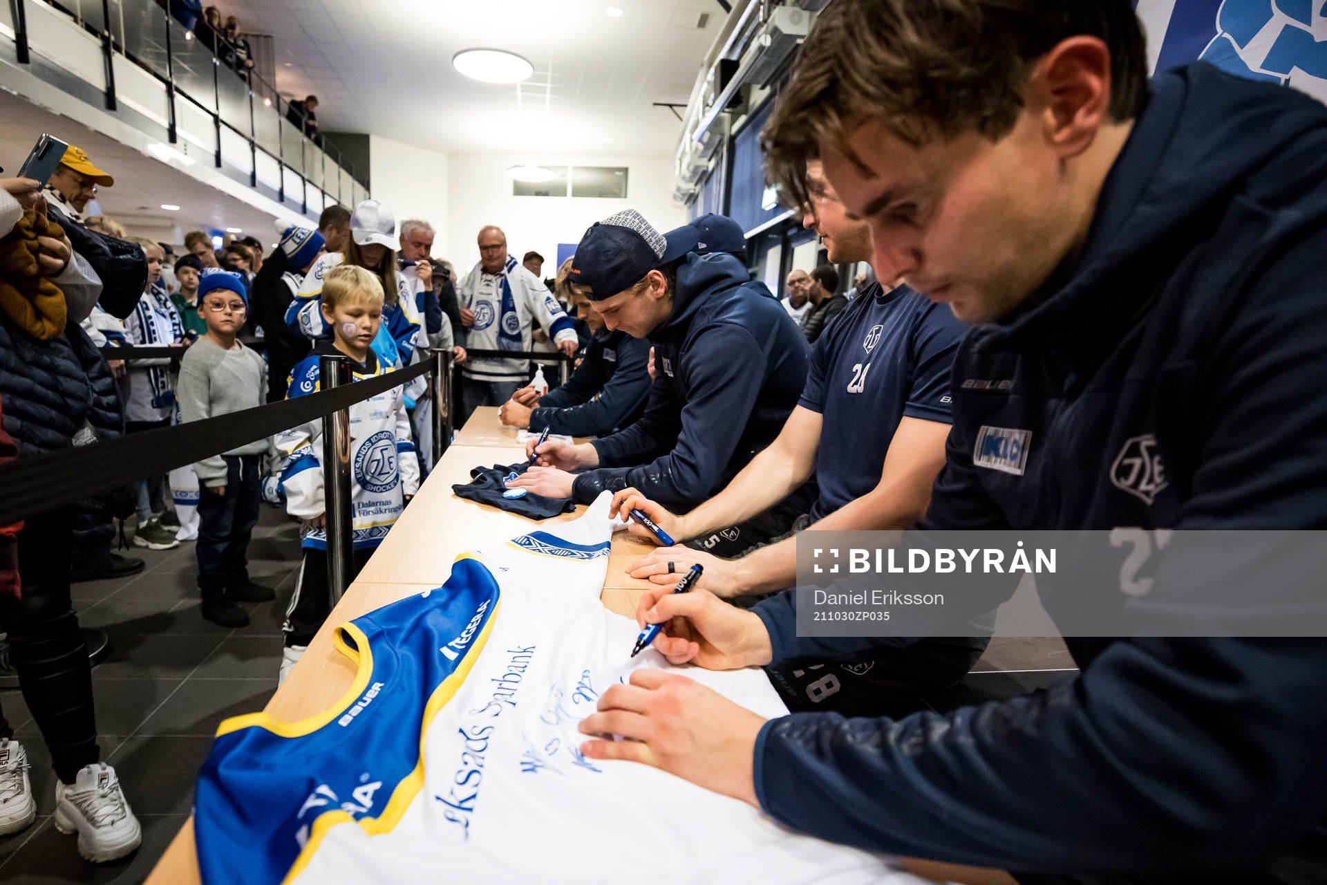 Leksands Mikael Ruohomaa  skriver autograf
