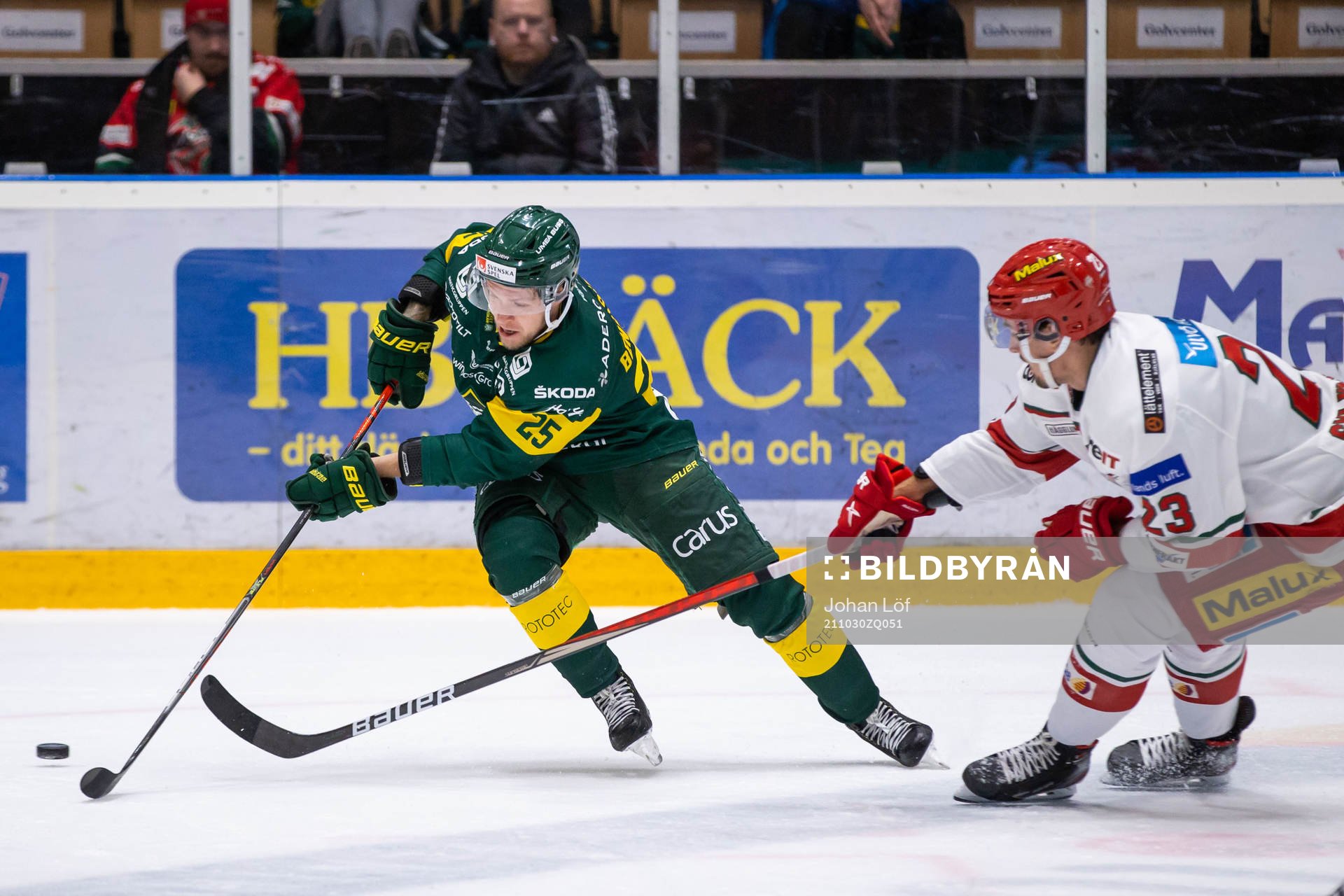 Björklövens Christoffer Bengtsson jagas av Modos Daniel