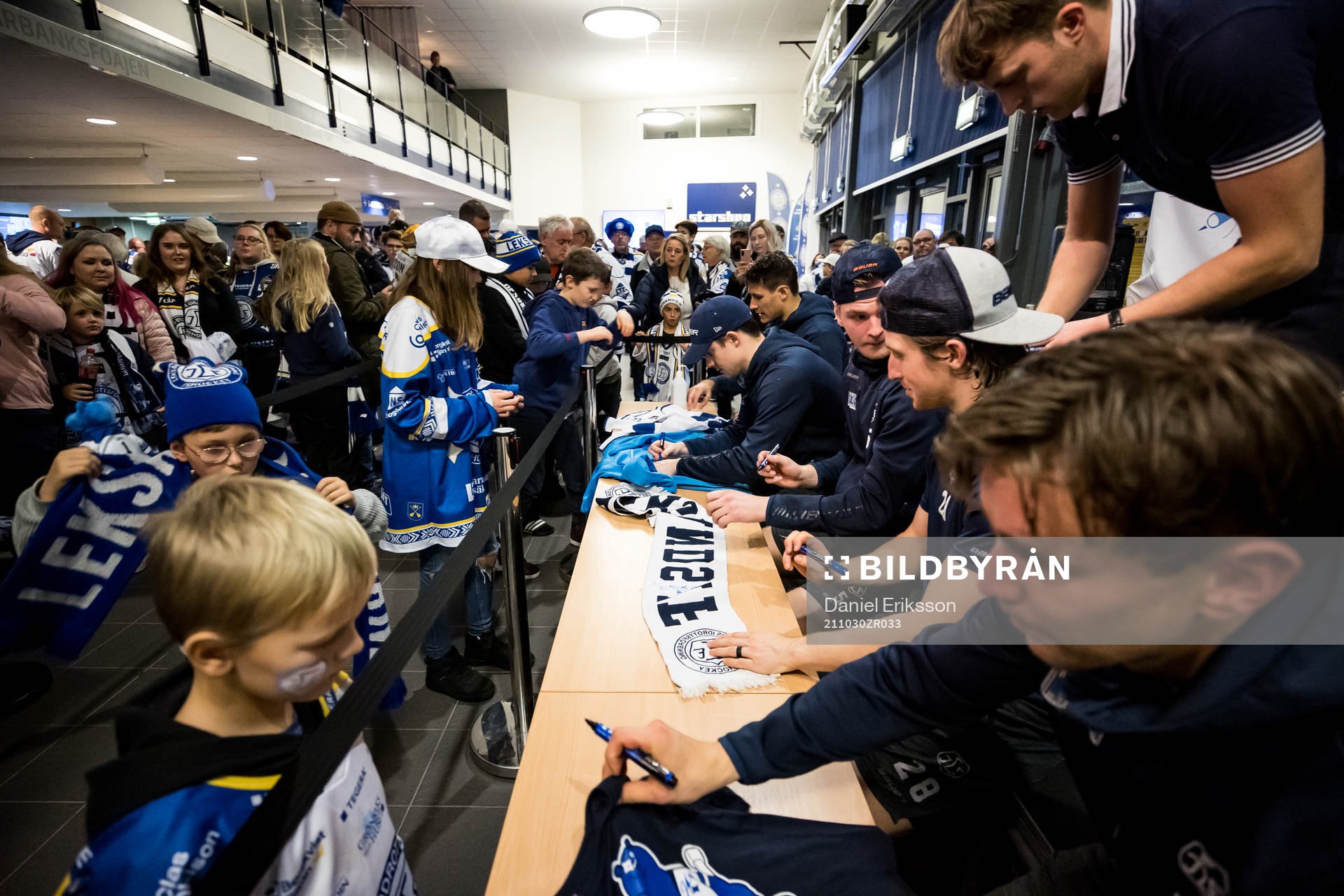 Leksands spelarna skriver autograf