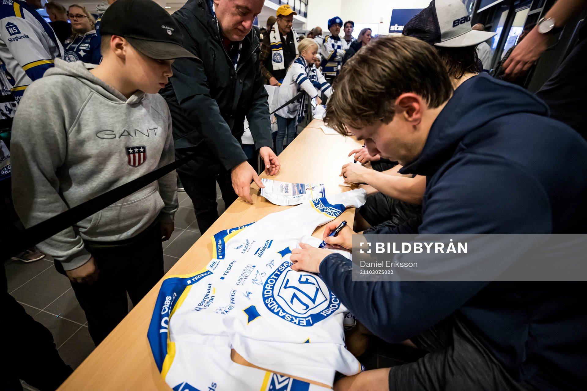 Leksands Mikael Ruohomaa  skriver autograf
