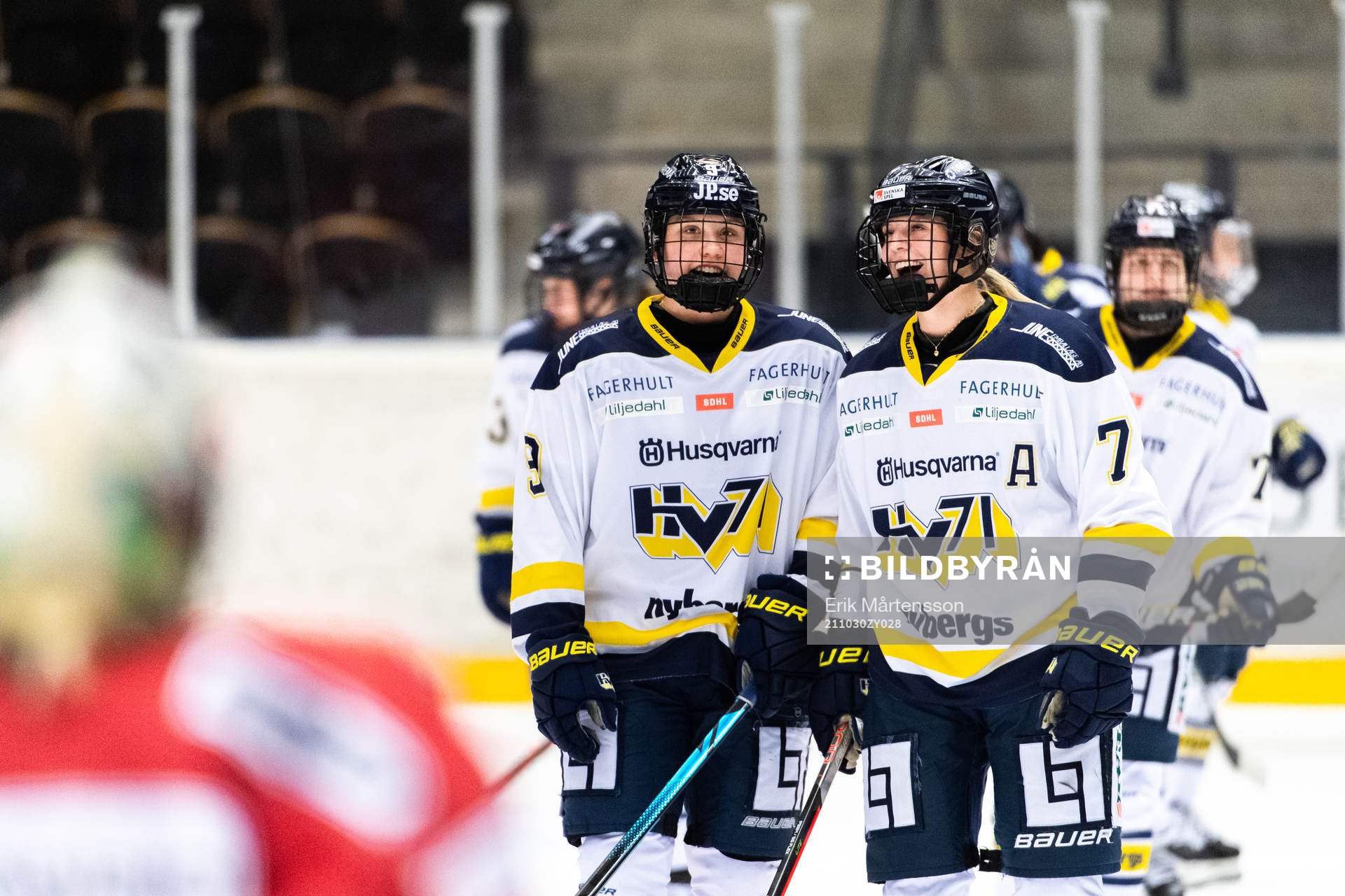 s Jenna Raunio och Thea Johansson jublar