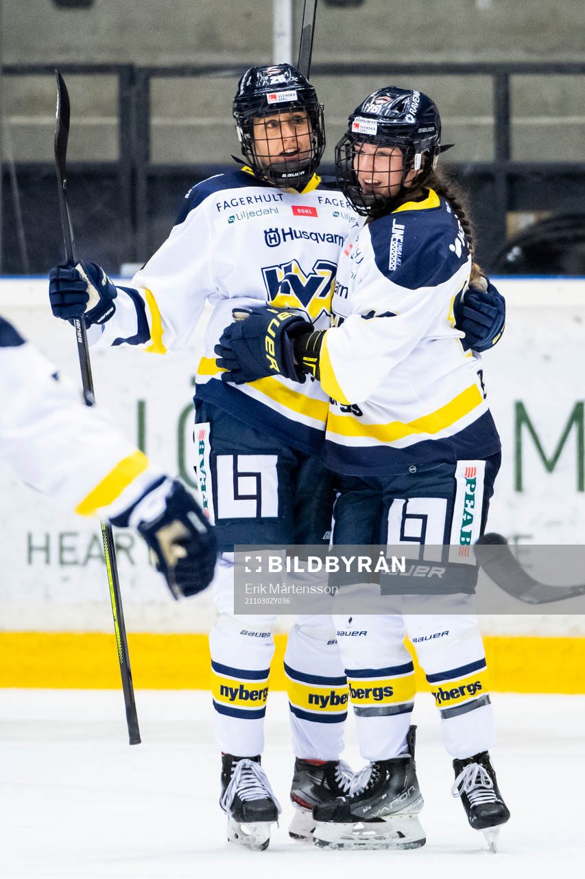 s Hanna Olsson jublar med målskytten till 0-2 Sarah Bujold