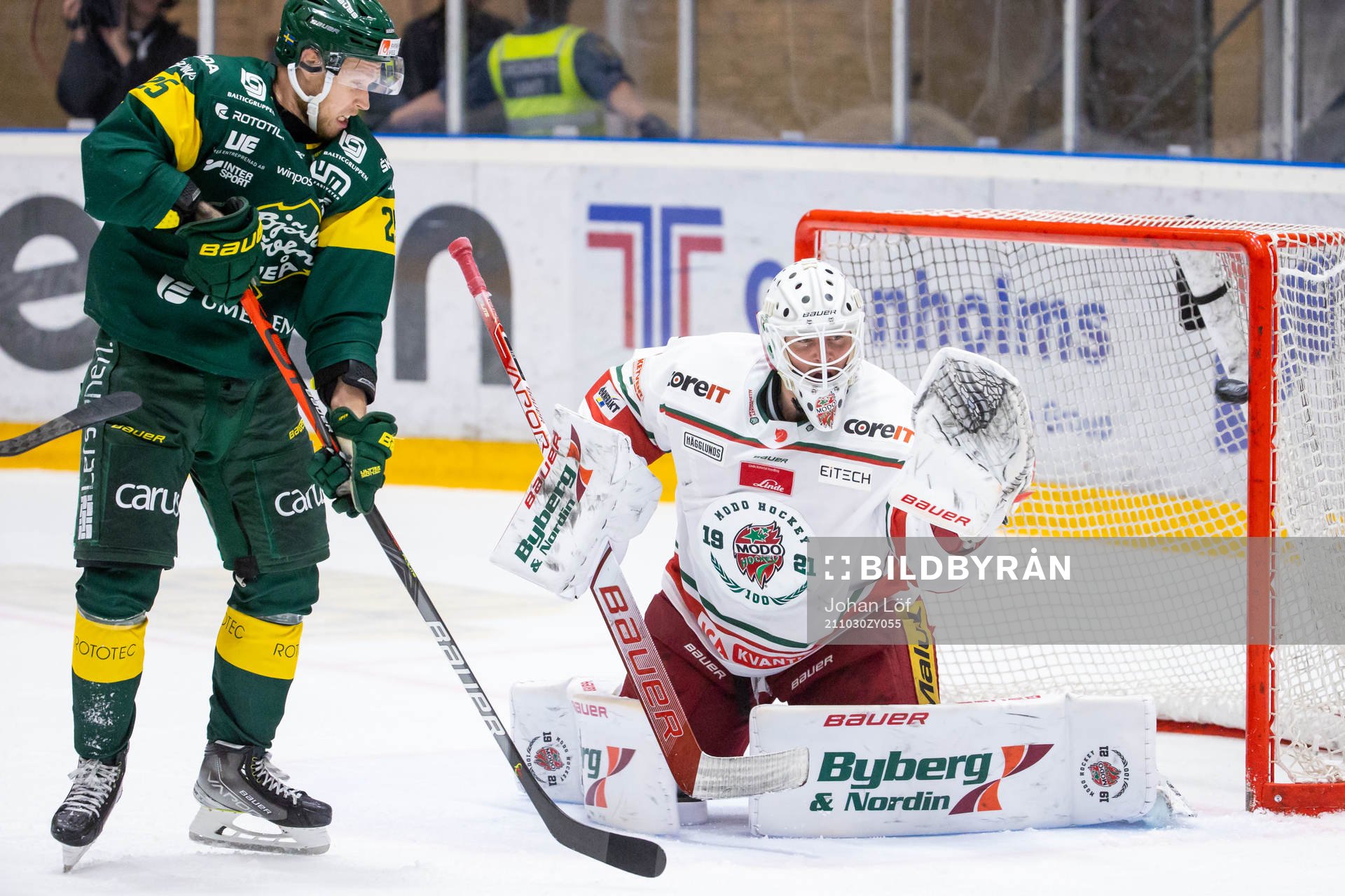 Björklövens Christoffer Bengtsson och Modos målvakt Tex