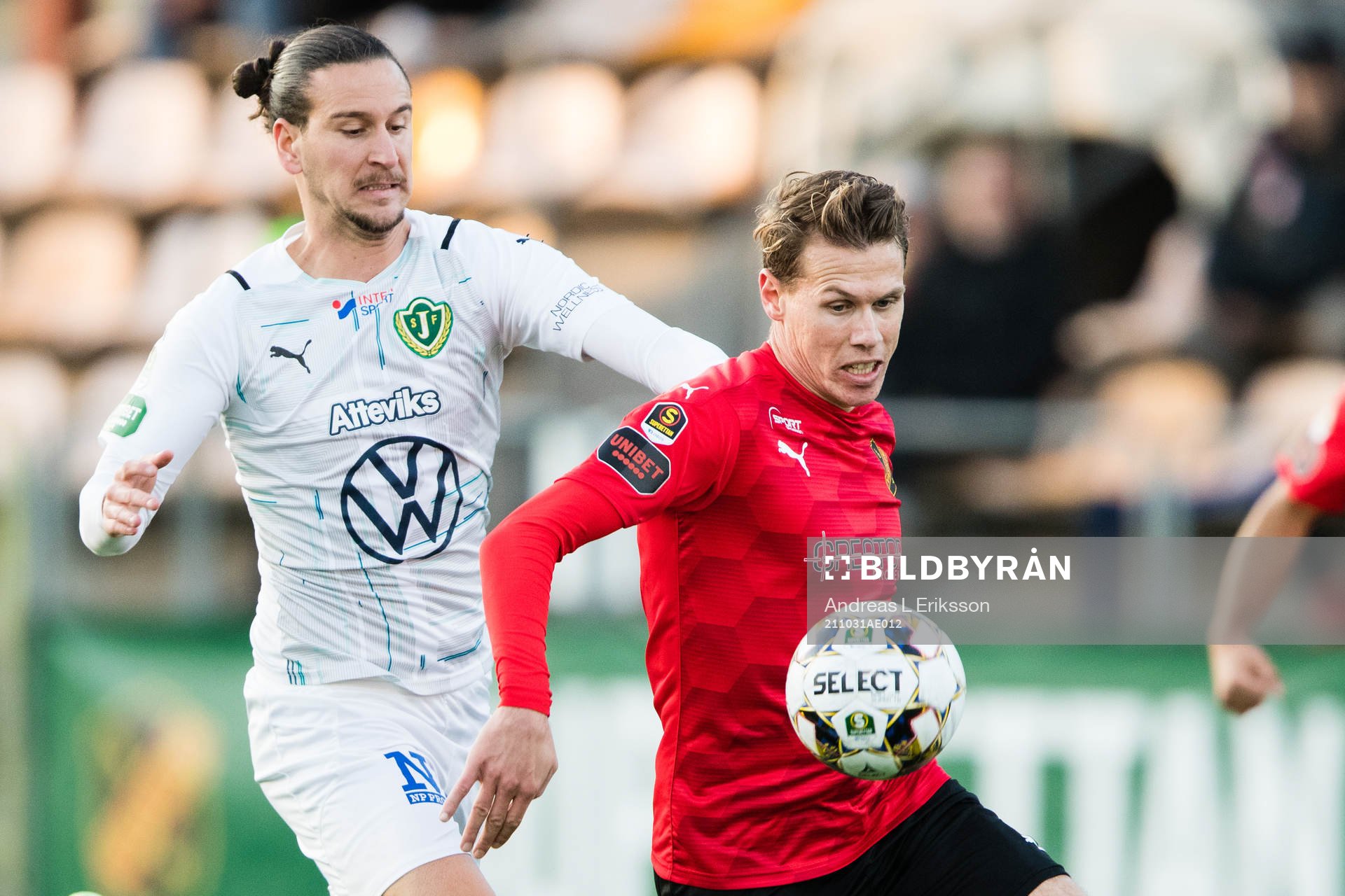 Jönköpings Edin Hamidovic och Vasalunds Philip Wiström under fotbollsmatchen i Superettan mellan Vasalund och Jönköpings Södra den 31 oktober 2021 i Stockholm. 