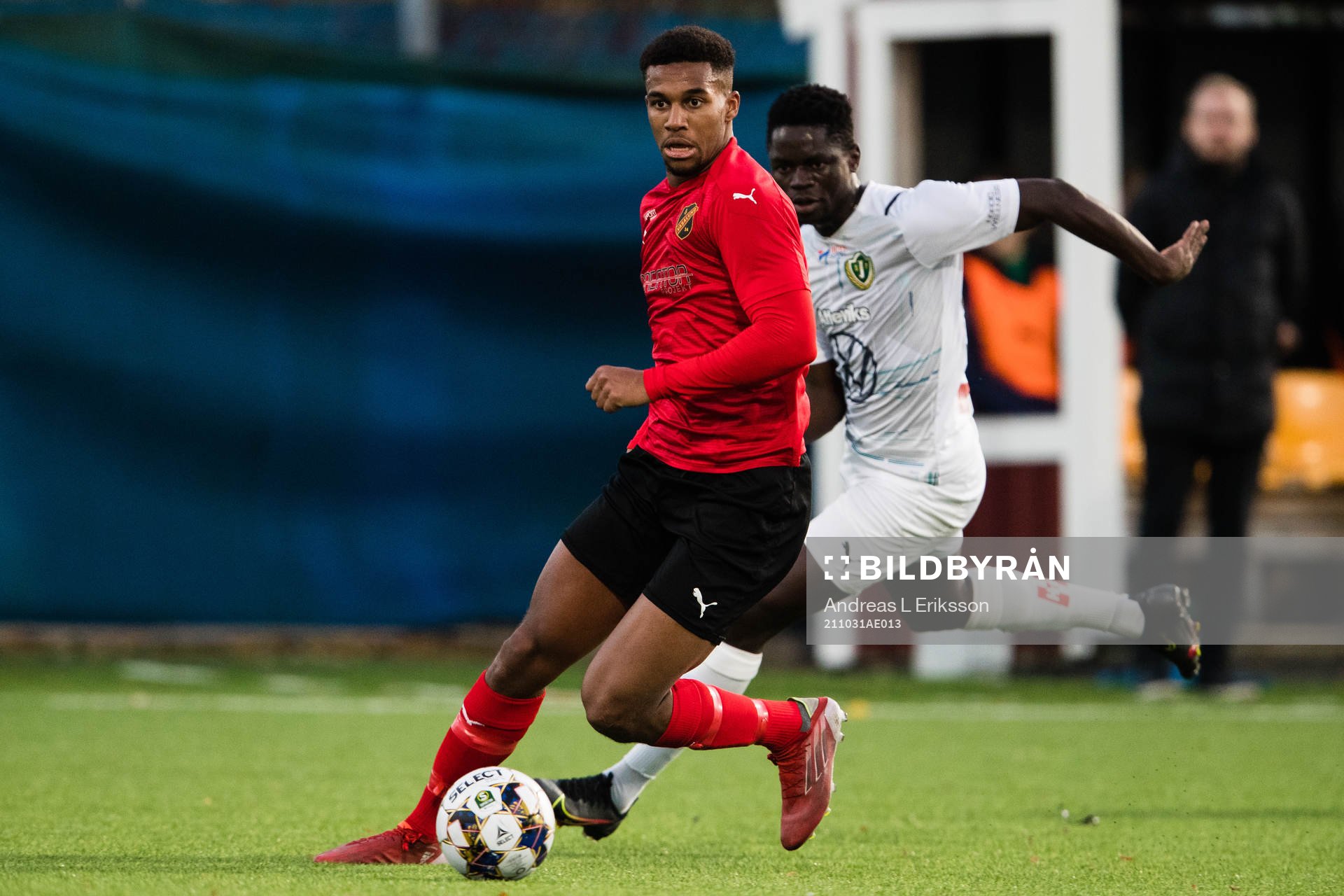 Vasalunds Isak Hien  och Jönköpings Eric Johana Omondi