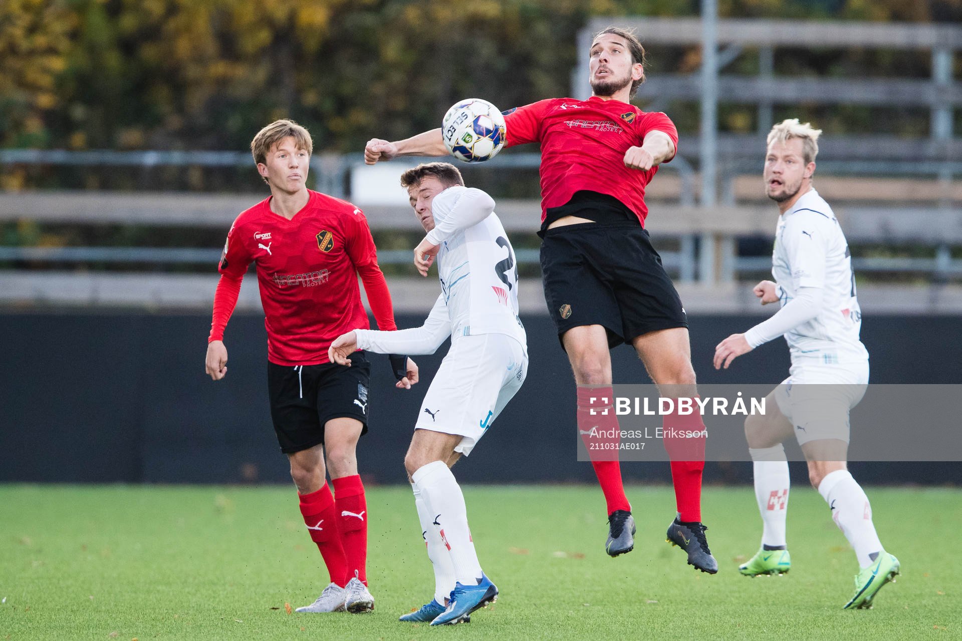 Vasalunds Tom Strannegård och Nikola Vasic i kamp om bollen med Jönköpings Daniel Strandsäter under fotbollsmatchen i Superettan mellan Vasalund och Jönköpings Södra den 31 oktober 2021 i Stockholm.
