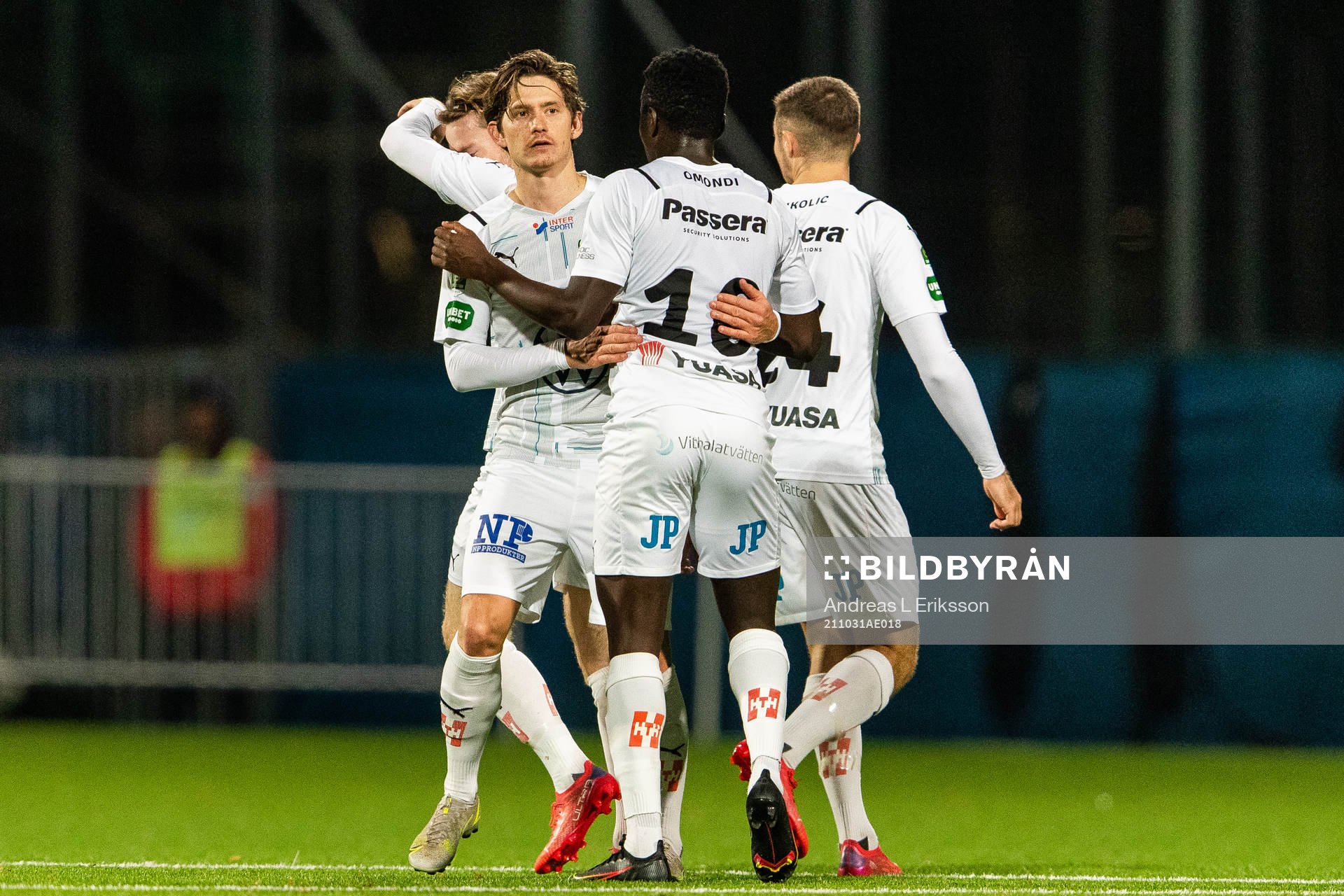 Jönköpings Robin Book jublar med Eric Johana Omondi efter att han kvitterat till 1-1 under fotbollsmatchen i Superettan mellan Vasalund och Jönköpings Södra den 31 oktober 2021 i Stockholm.