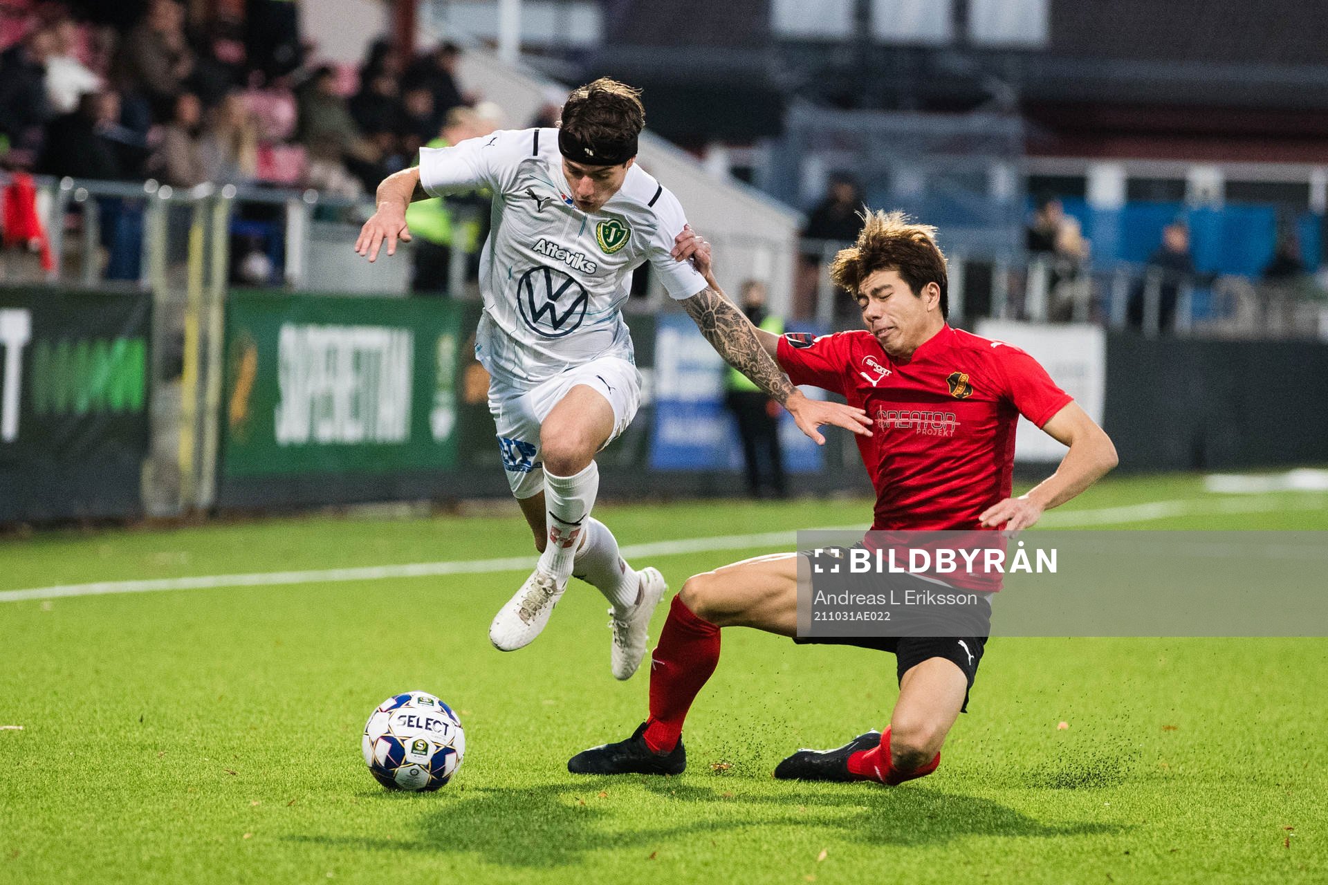 Jönköpings Adrian Edqvist och Vasalunds Yasuoka Takuto under fotbollsmatchen i Superettan mellan Vasalund och Jönköpings Södra den 31 oktober 2021 i Stockholm.