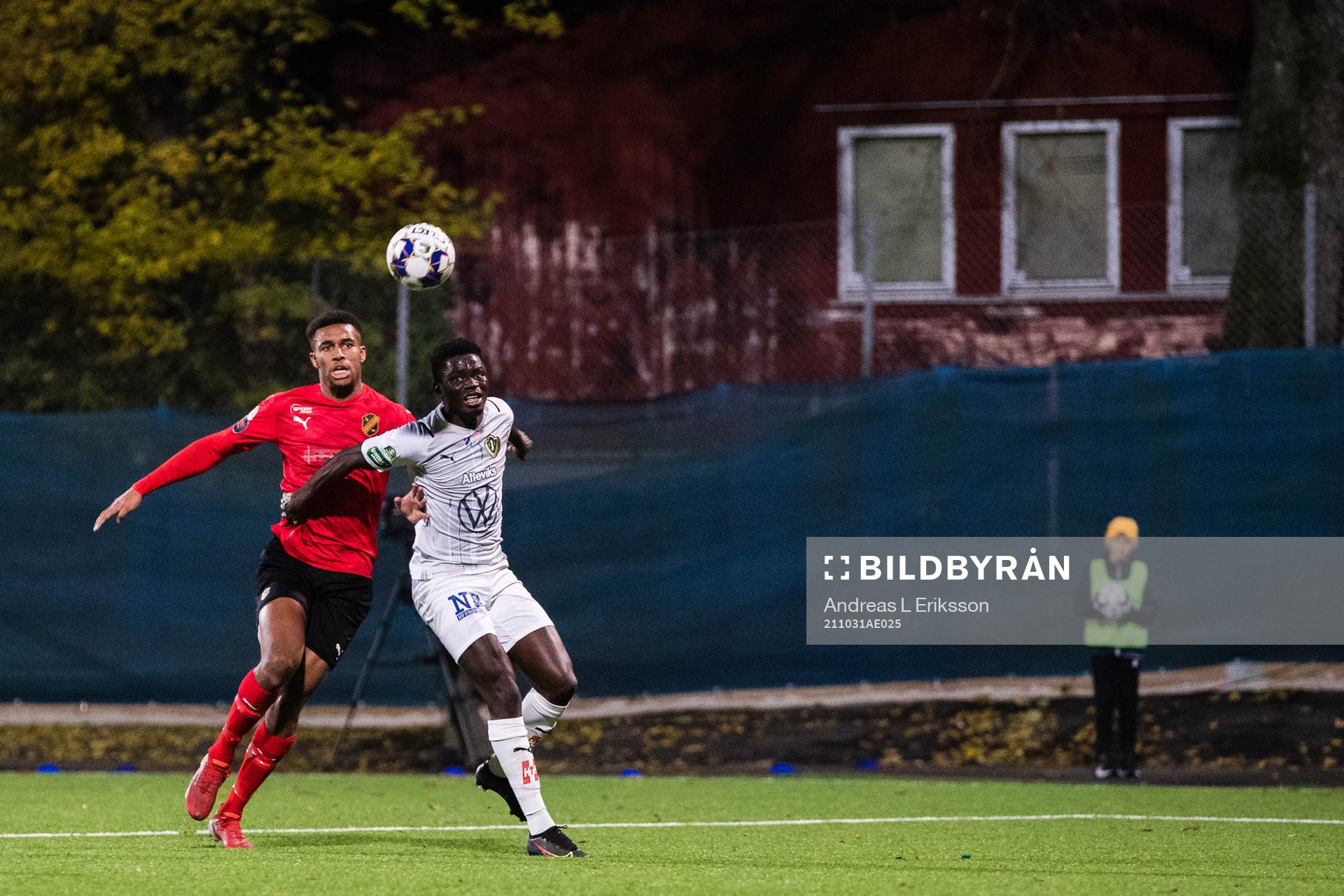 Vasalunds Isak Hien  och Jönköpings Eric Johana Omondi