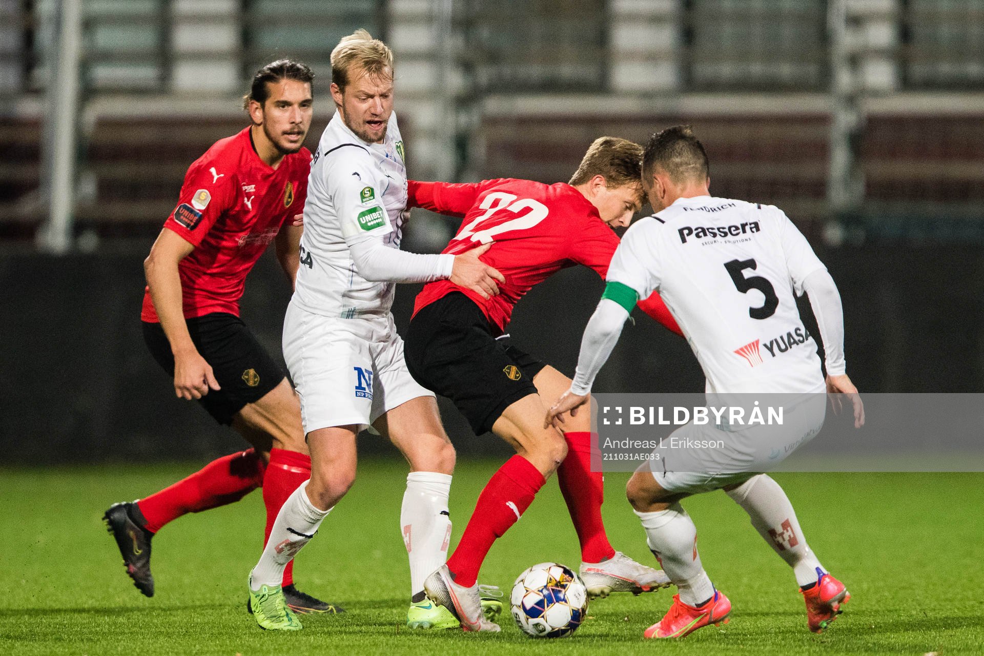 Vasalunds Nikola Vasic och Tom Strannegård i kamp om