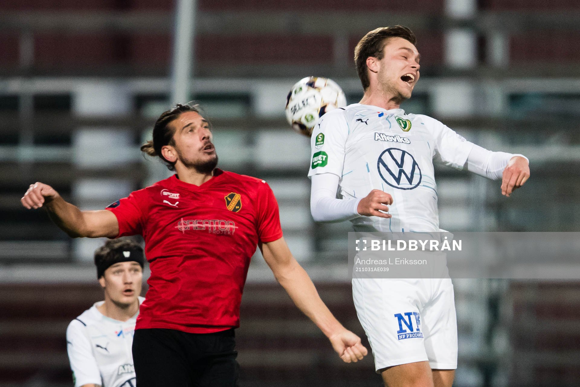Vasalunds Nikola Vasic i en nickduell med Jönköpings