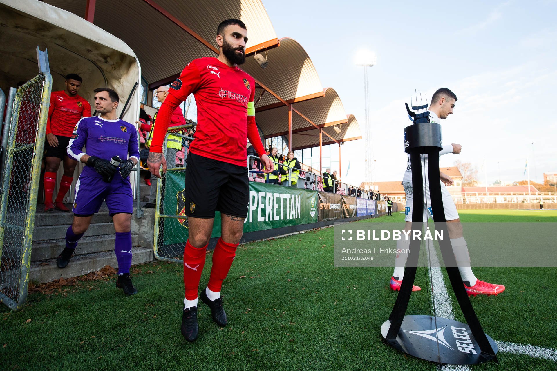 Vasalunds målvakt Radu Mitu och Charbel Georges kliver ut på plan innan fotbollsmatchen i Superettan mellan Vasalund och Jönköpings Södra den 31 oktober 2021 i Stockholm.
