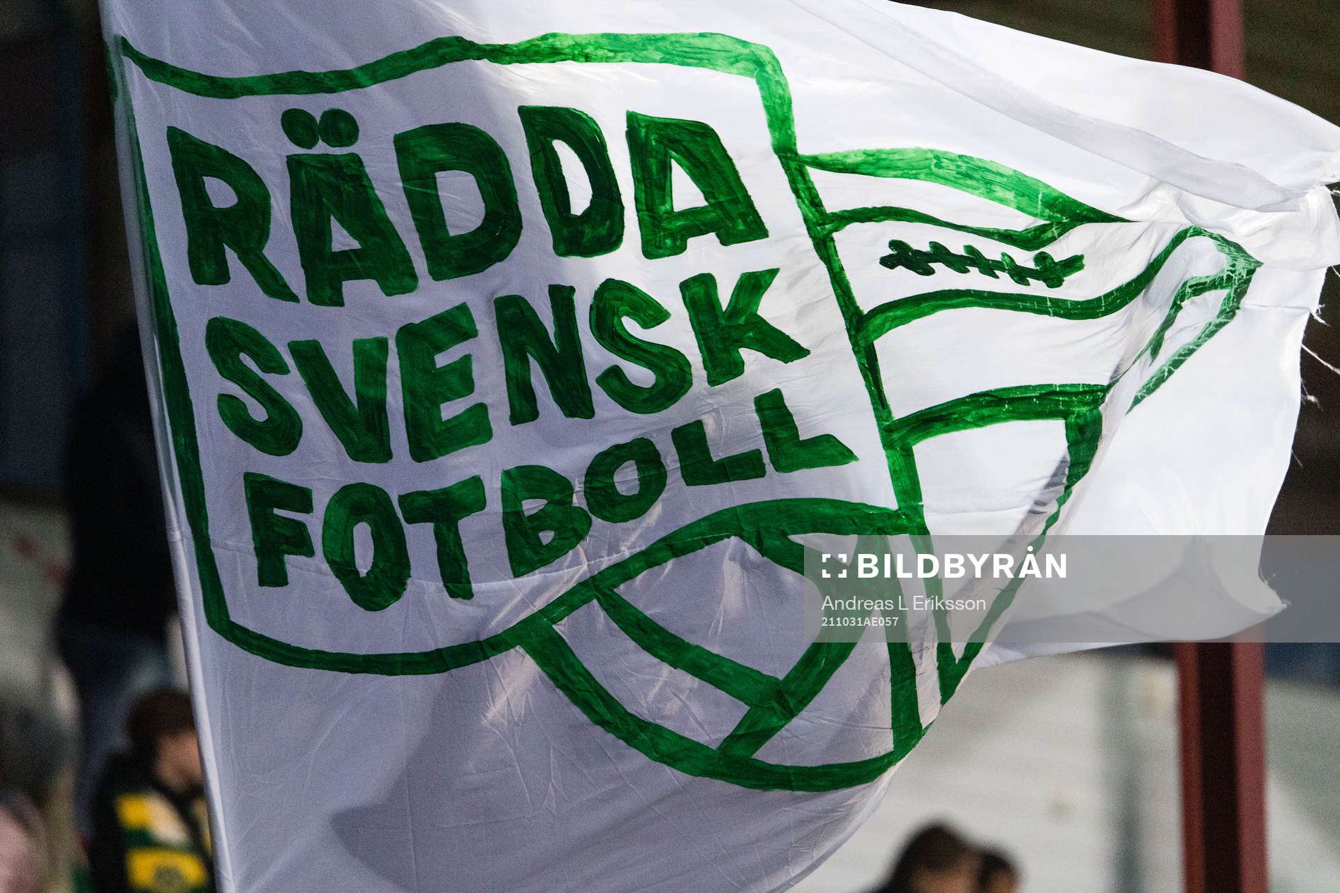 En flagga med texten Rädda Svensk Fotboll under fotbollsmatchen i Superettan mellan Vasalund och Jönköpings Södra den 31 oktober 2021 i Stockholm.