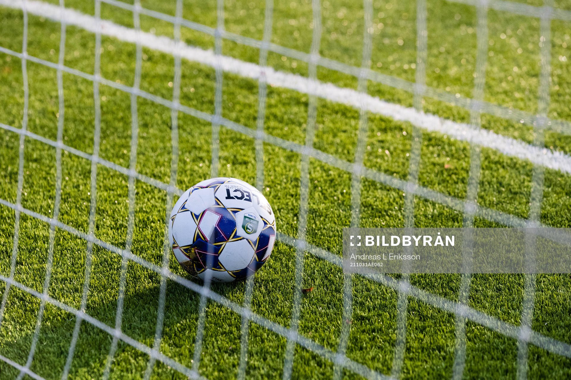 En boll i målet innan fotbollsmatchen i Superettan mellan Vasalund och Jönköpings Södra den 31 oktober 2021 i Stockholm. 