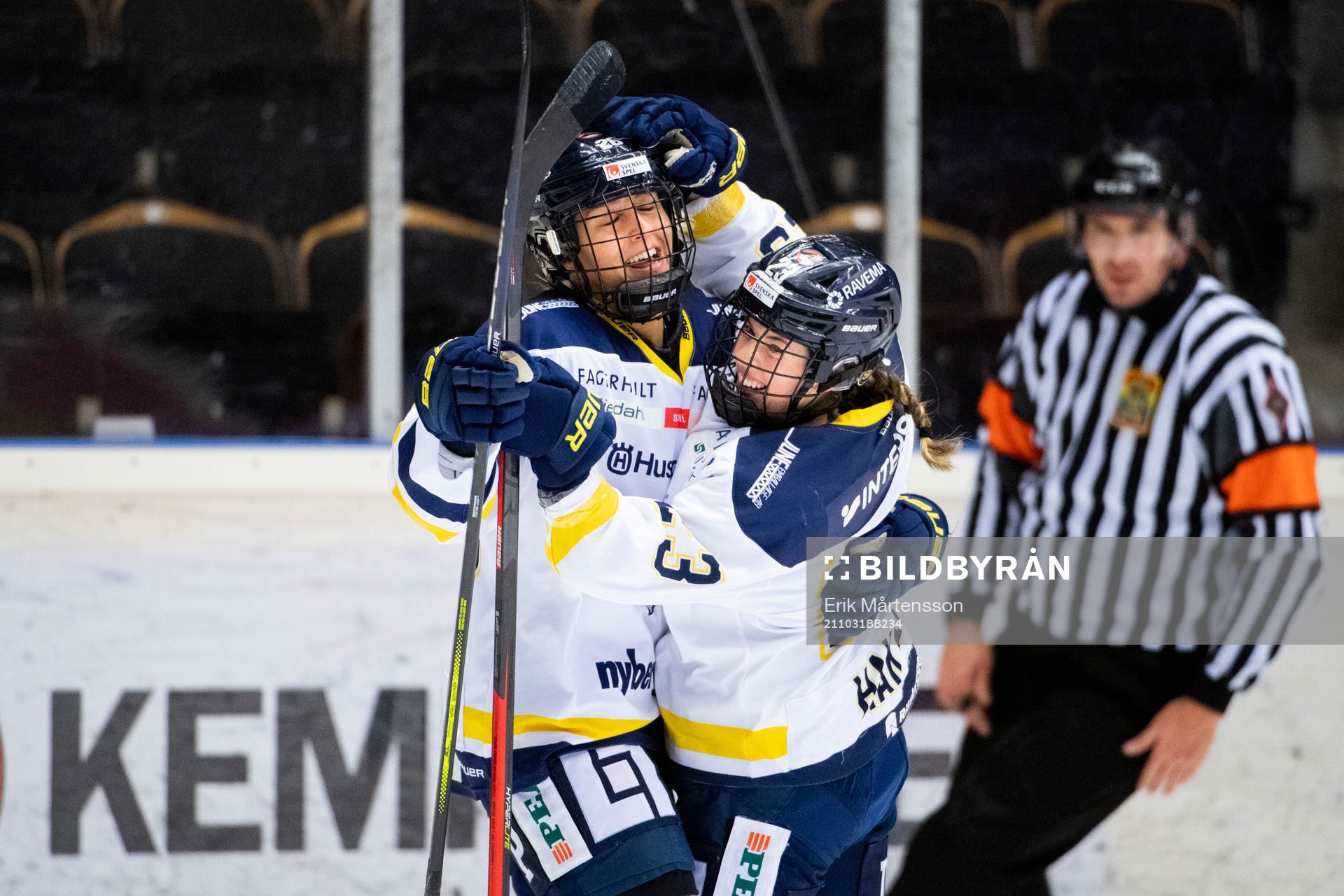 s Hanna Olsson och Sanni Hakala jublar