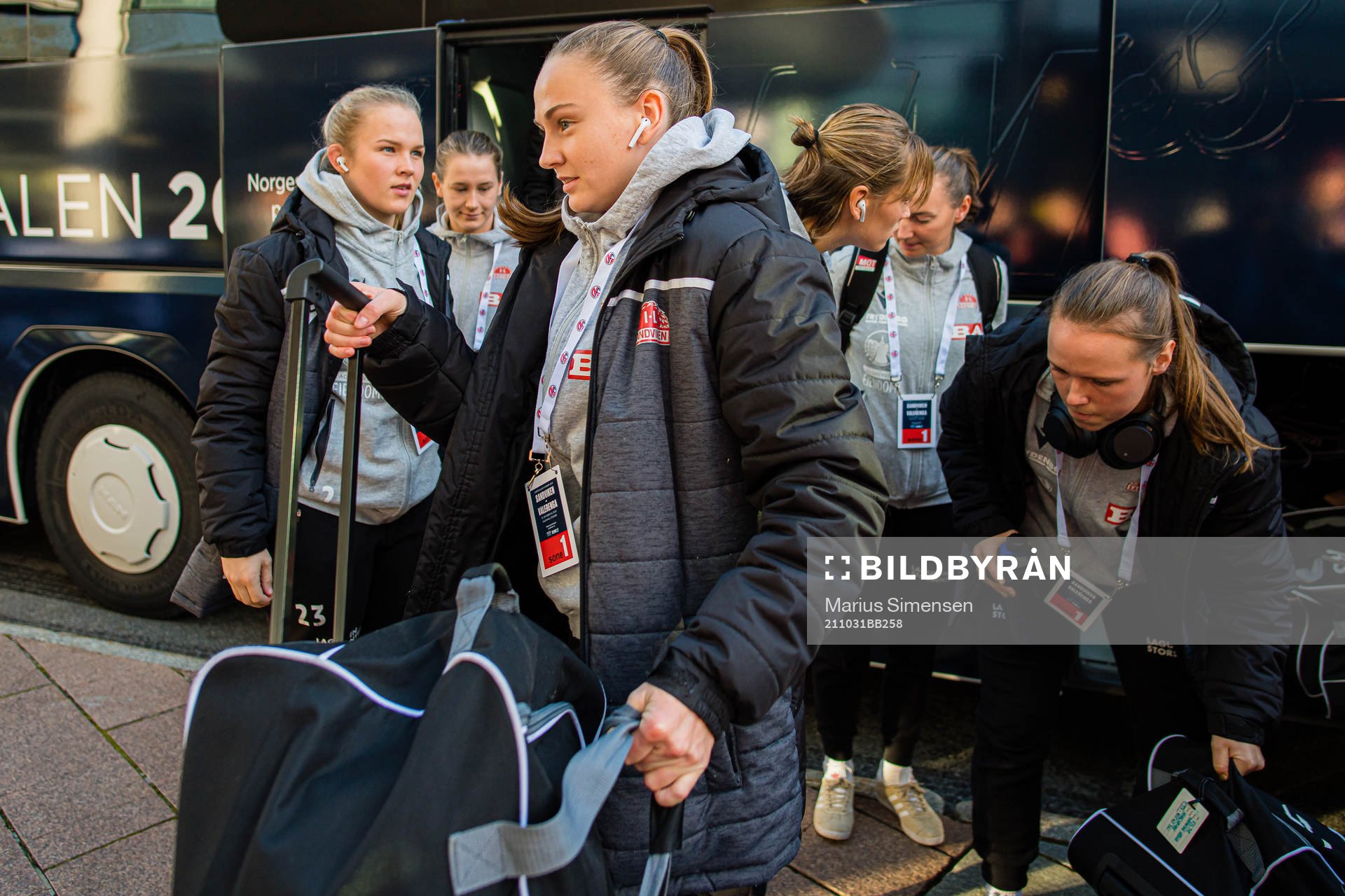 Vilde Hasund of Sandviken arrives