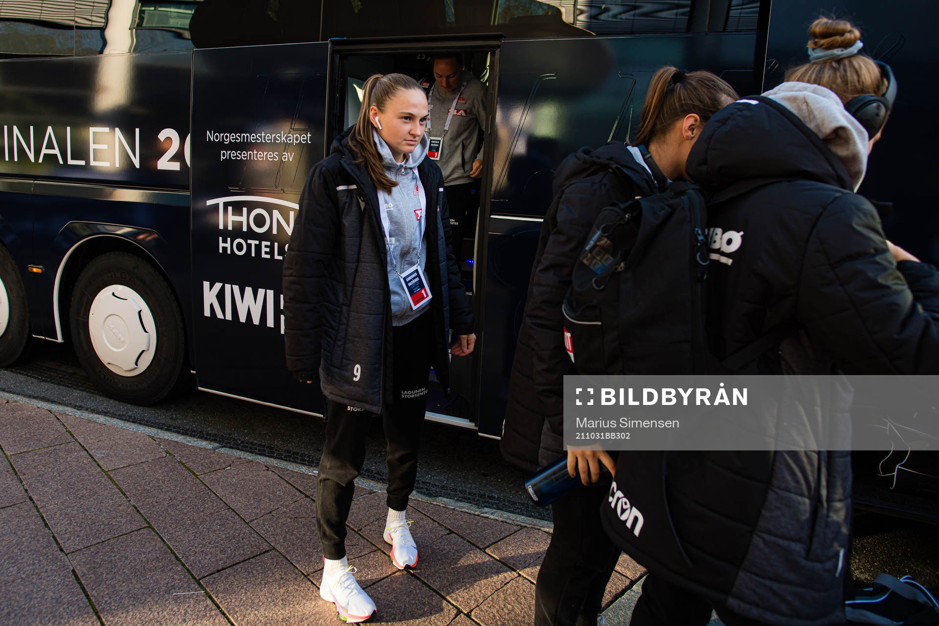 Vilde Hasund of Sandviken arrives