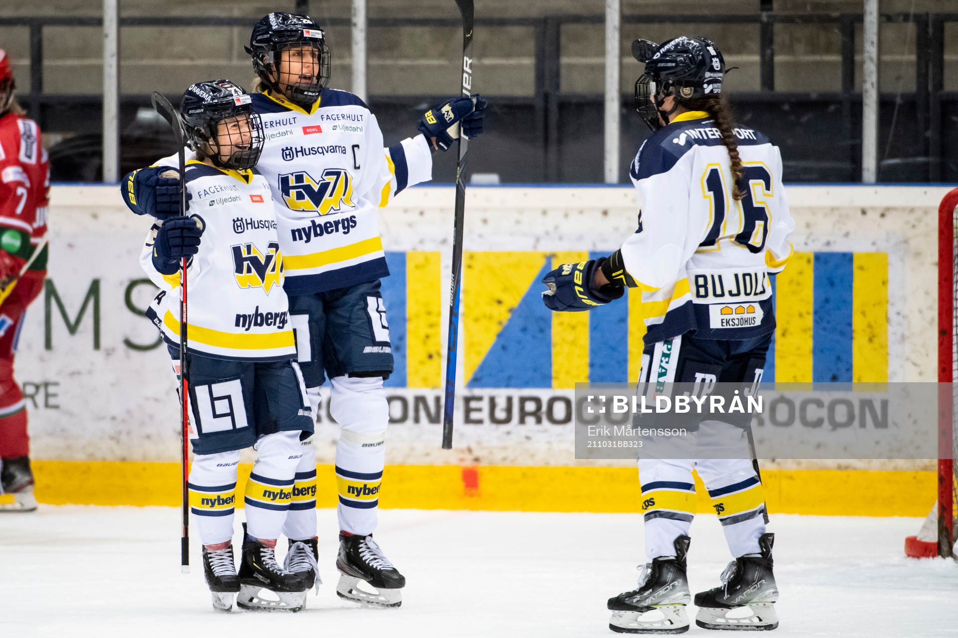 s Sanni Hakala, Hanna Olsson och Sarah Bujold jublar