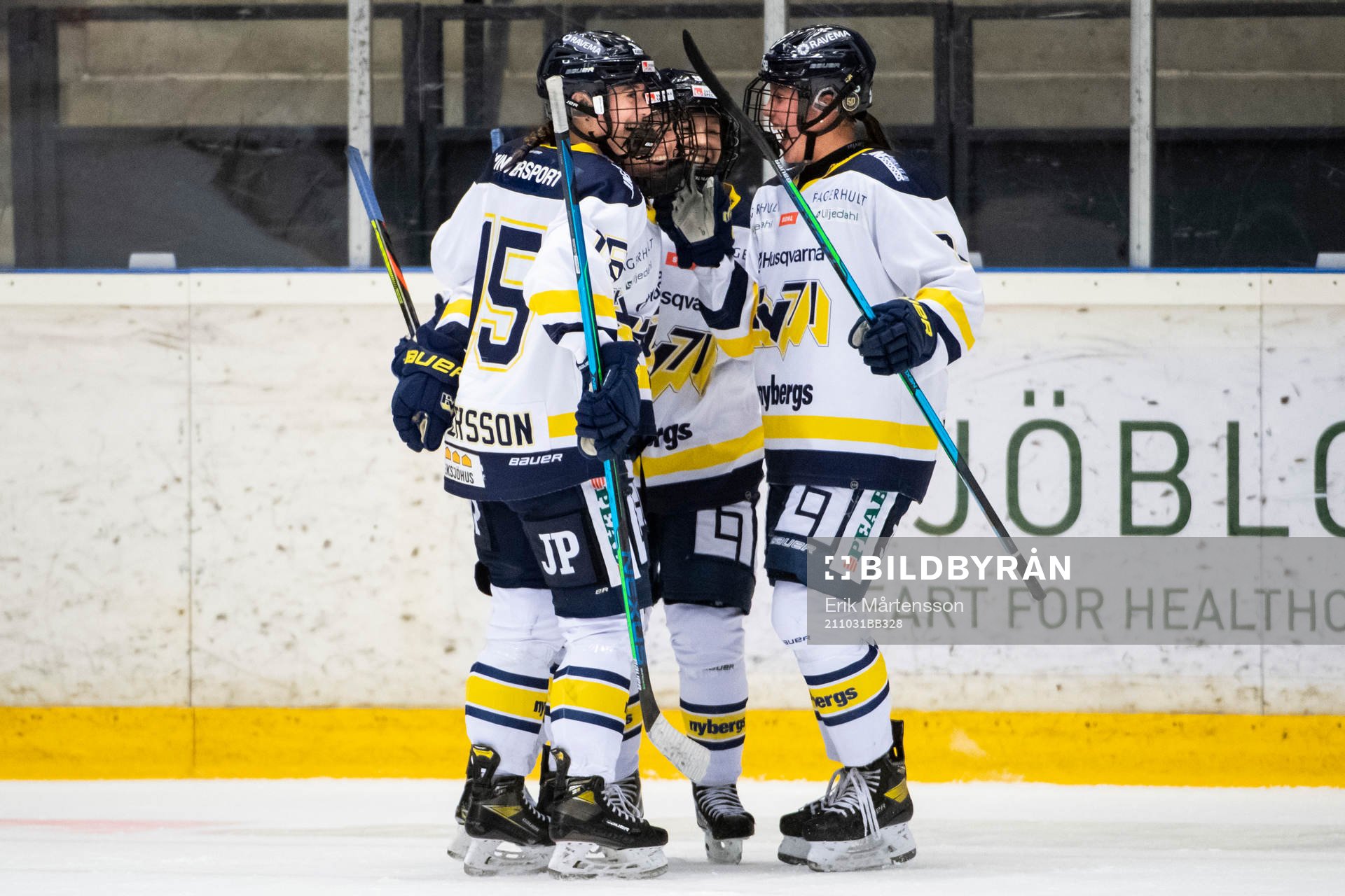 s Linnea Andersson, Julia Tylke, Jenna Raunio ovh Thea