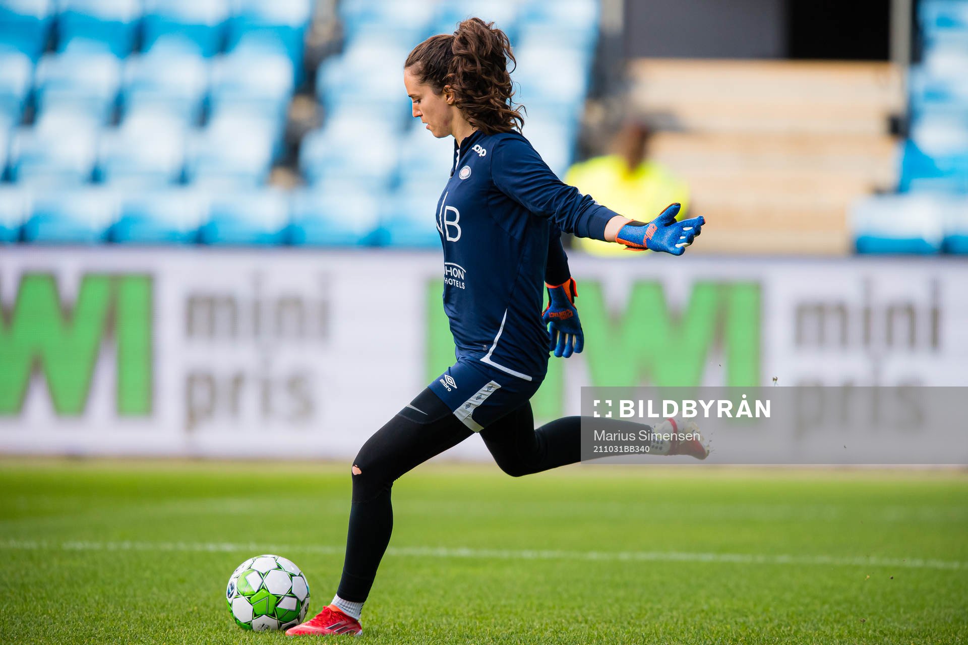 Hannah Grace Seabert of Vålerenga warms up