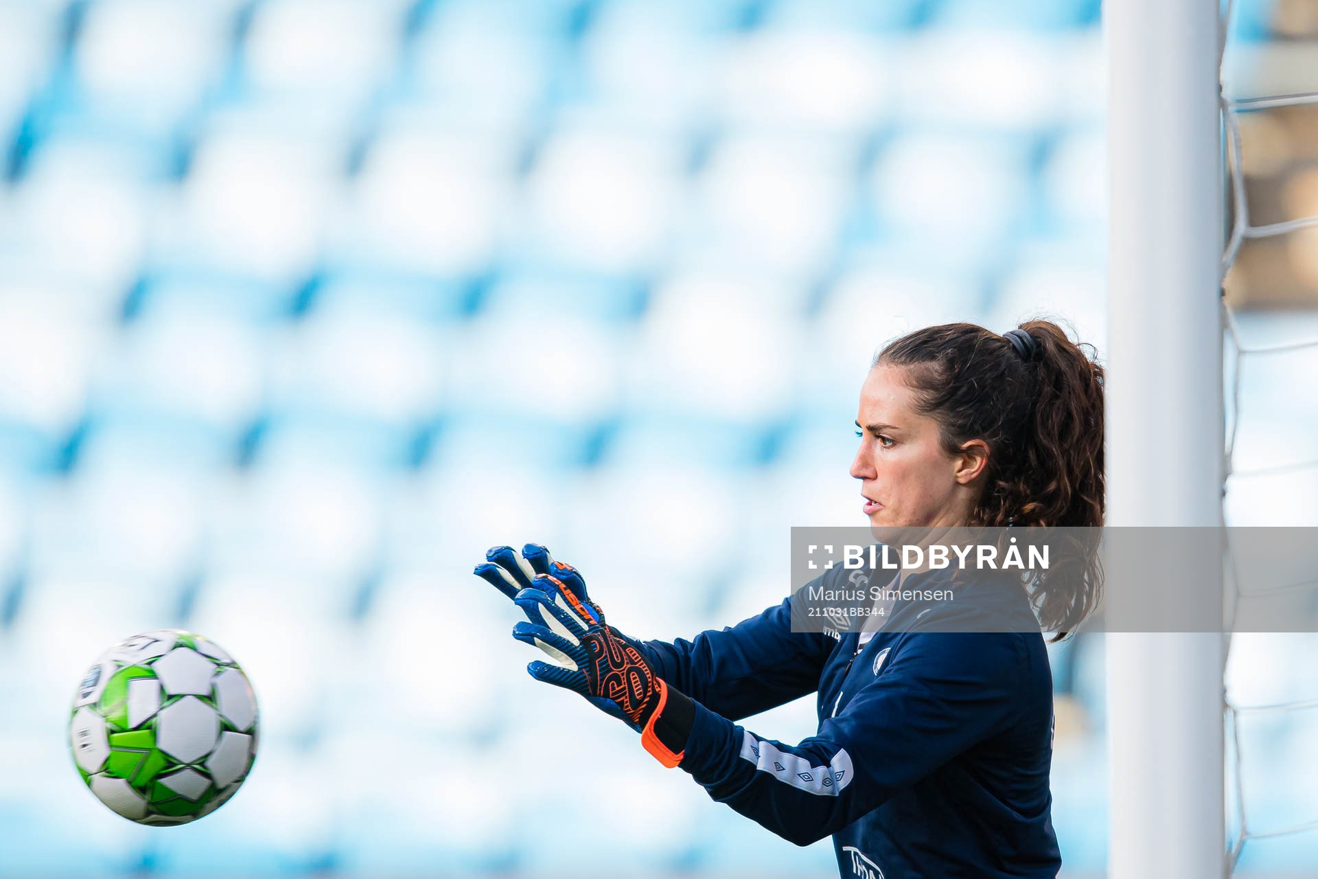 Hannah Grace Seabert of Vålerenga warms up