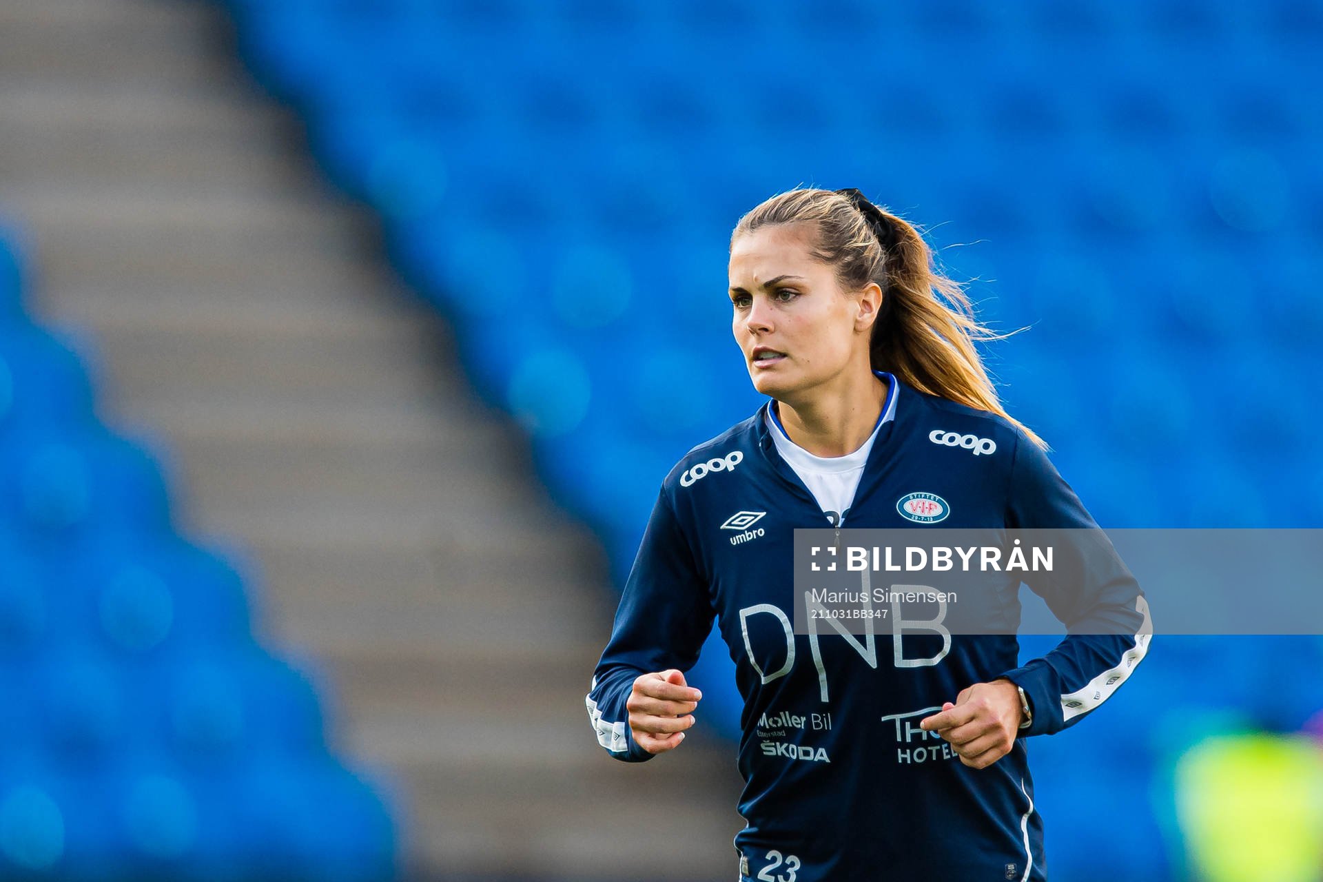 Katherine Nicole Stengel of Vålerenga warms up
