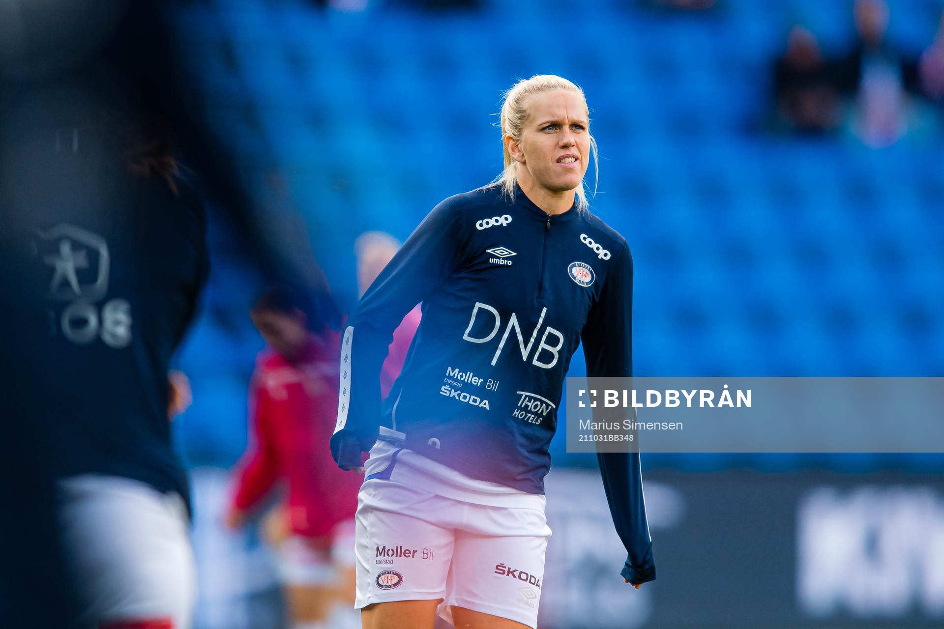 Elise Hove Thorsnes of Vålerenga warms up
