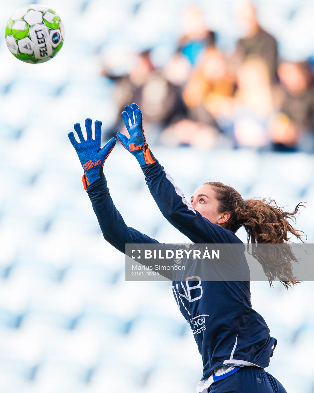 Hannah Grace Seabert of Vålerenga warms up