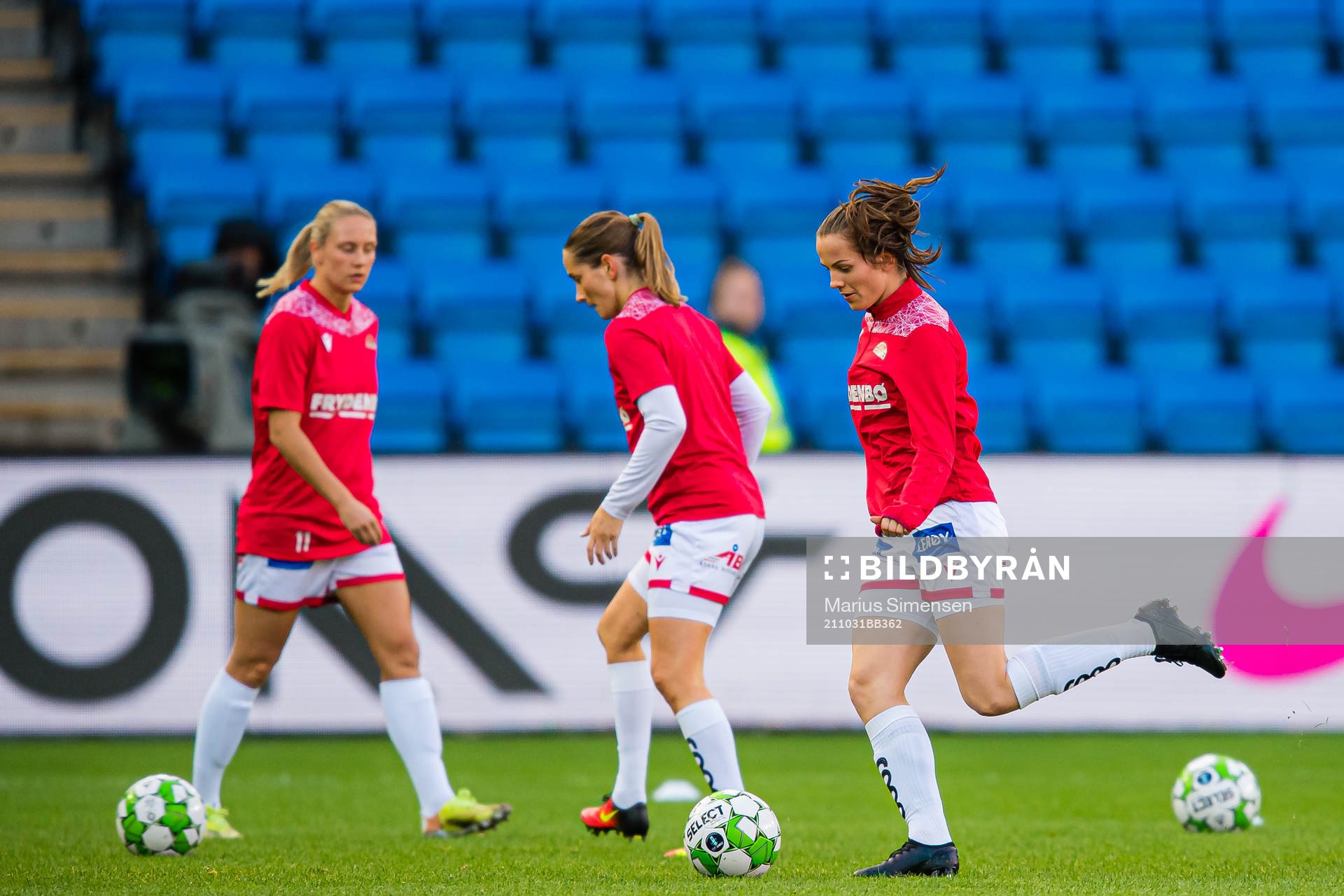 Tuva Hansen of Sandviken warms up