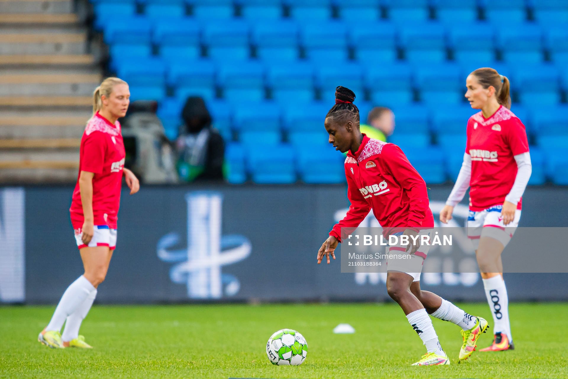 Kennya Kinda Esther Cordner of Sandviken warms up