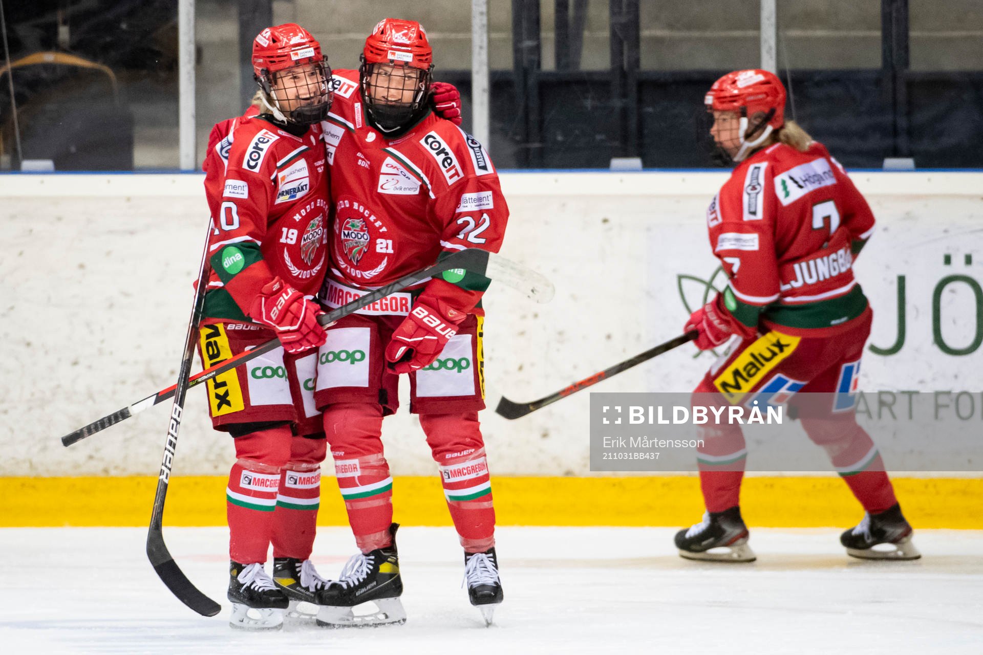 Modos Wilma Sundin, Jaycee Magwood och Lina Ljungblom jublar
