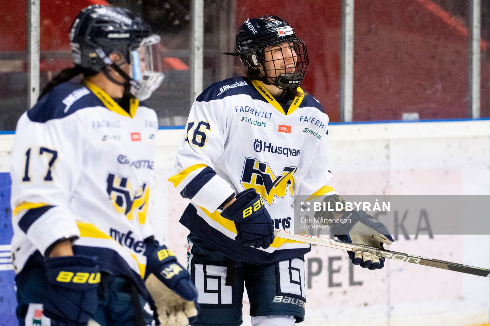 s Danielle Stone och Sarah Bujold
