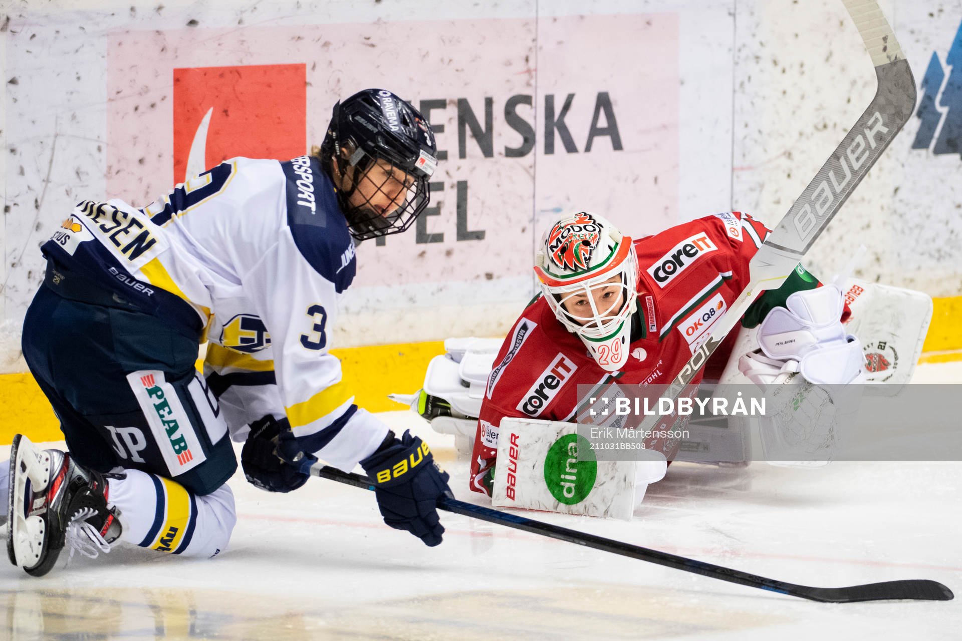 s Emma Aller Mathiesen och Modos målvakt Klara Peslarkova