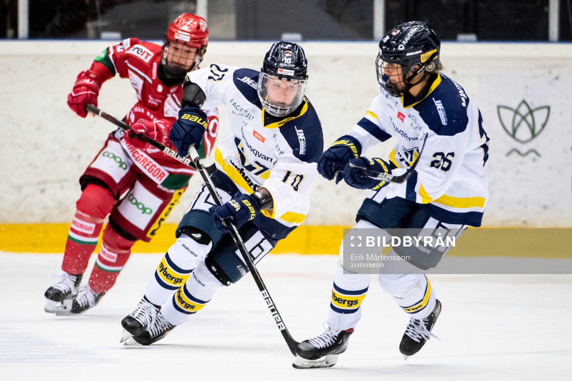s Ebba Berglund och HV71:s Hanna Olsson