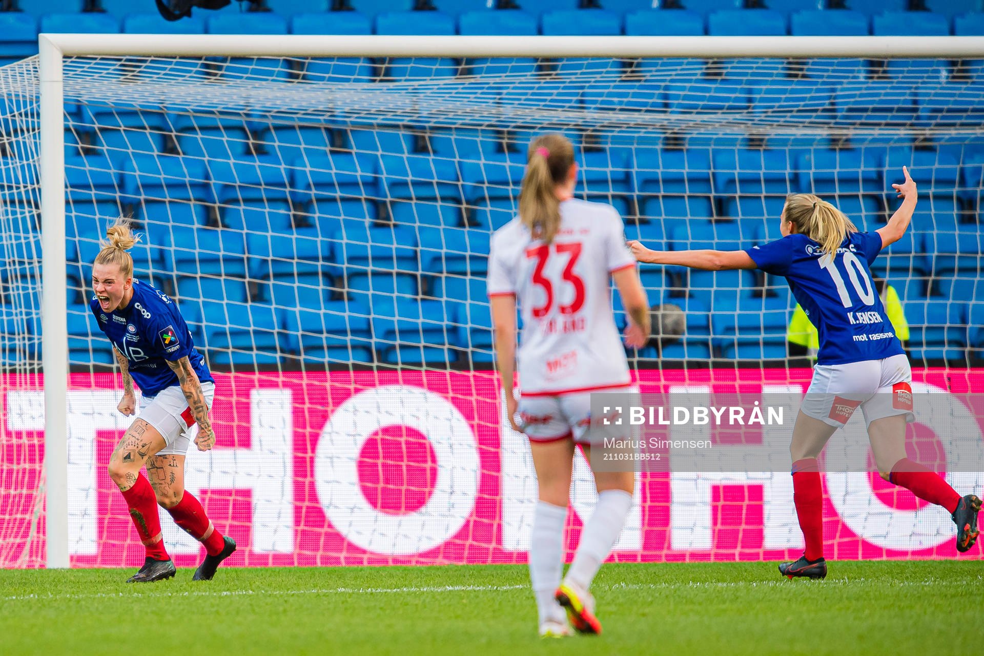 Marie Dølvik Markussen of Vålerenga celebrates