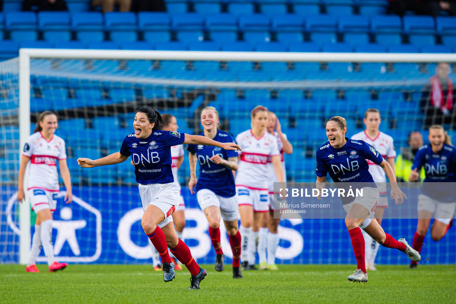 Dejana Stefanovic of Vålerenga celebrates