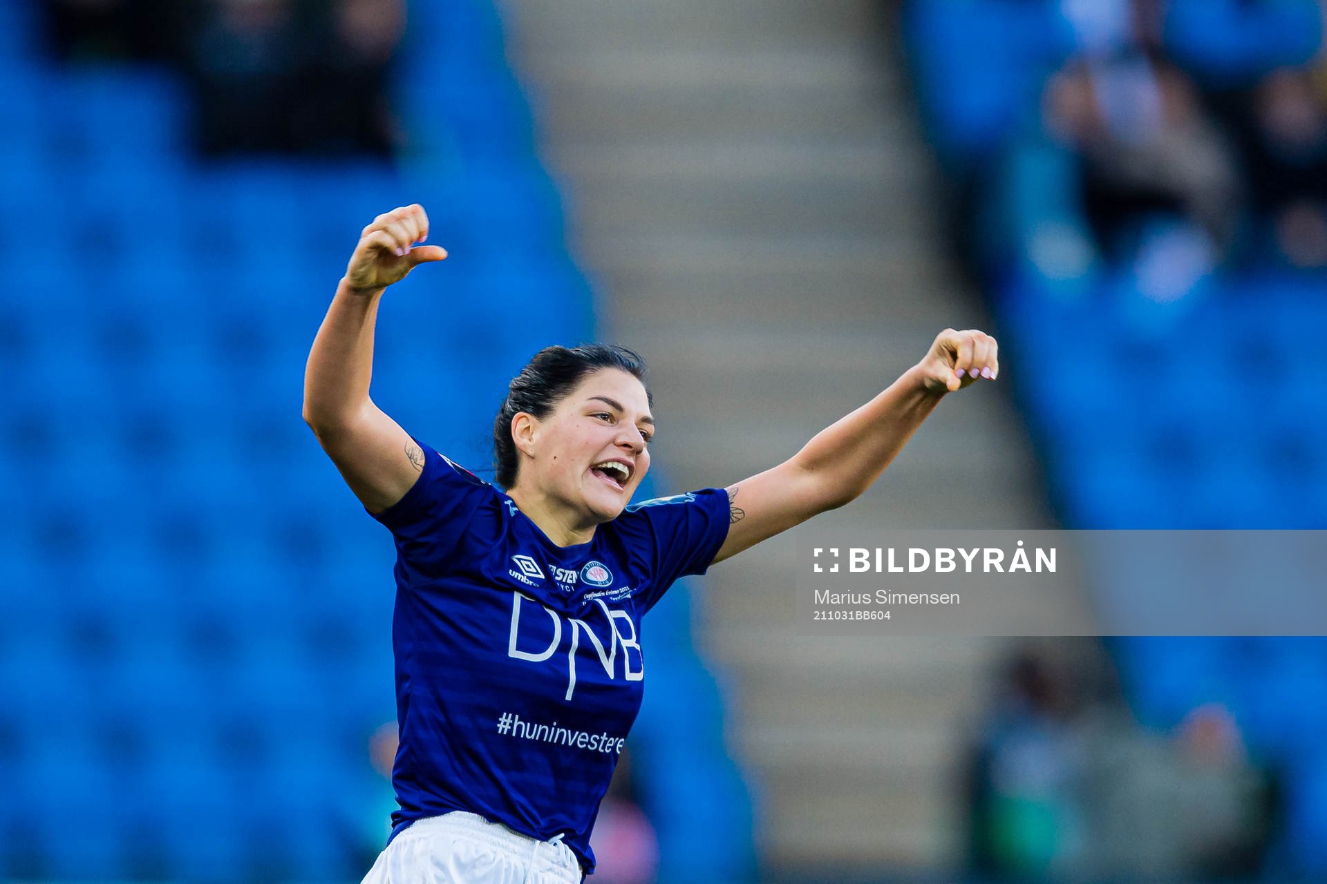 Dejana Stefanovic of Vålerenga celebrates