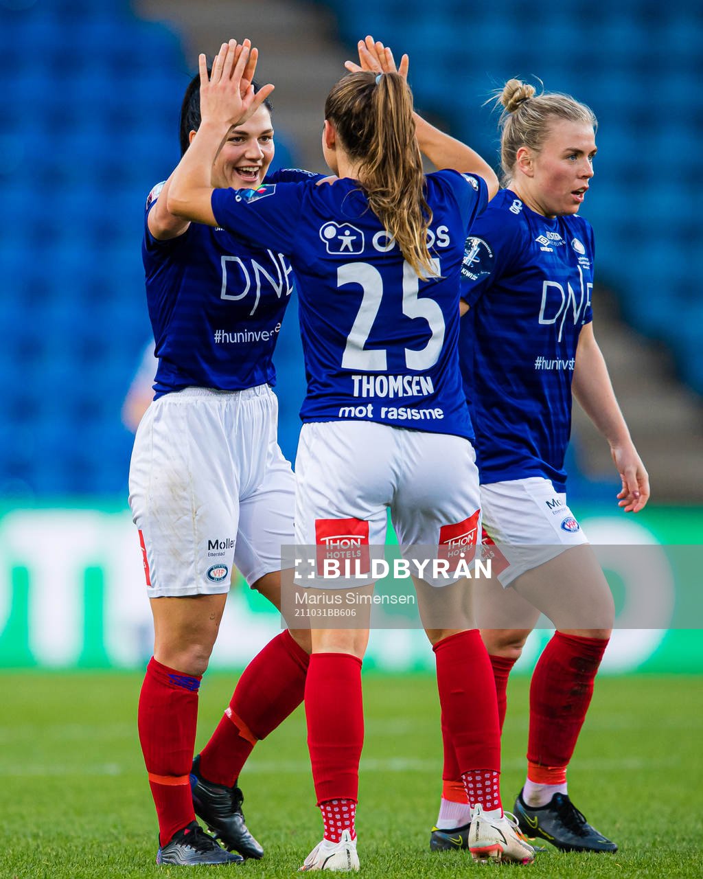 Dejana Stefanovic of Vålerenga celebrates