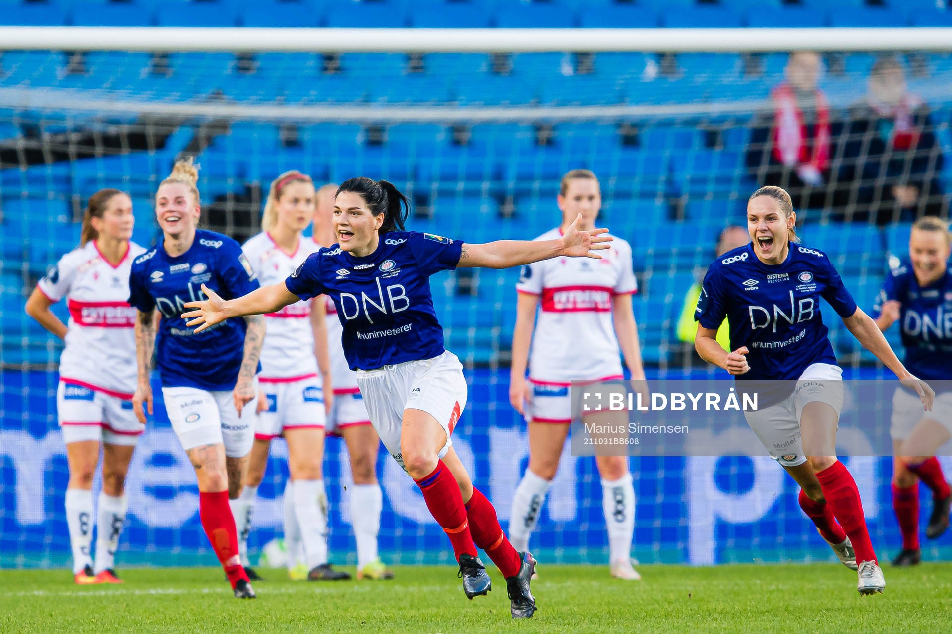 Dejana Stefanovic of Vålerenga celebrates