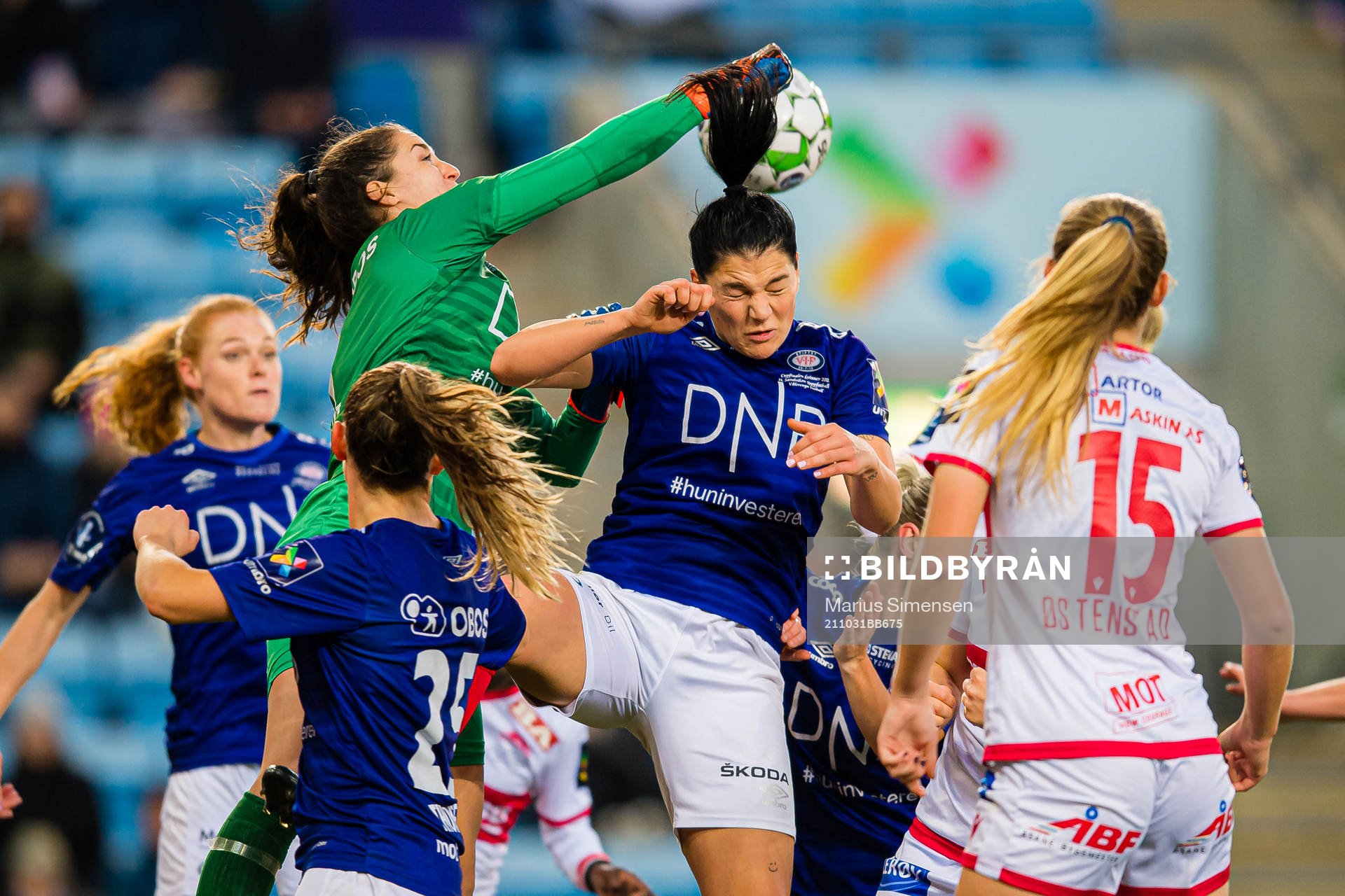 Hannah Grace Seabert and Dejana Stefanovic of Vålerenga